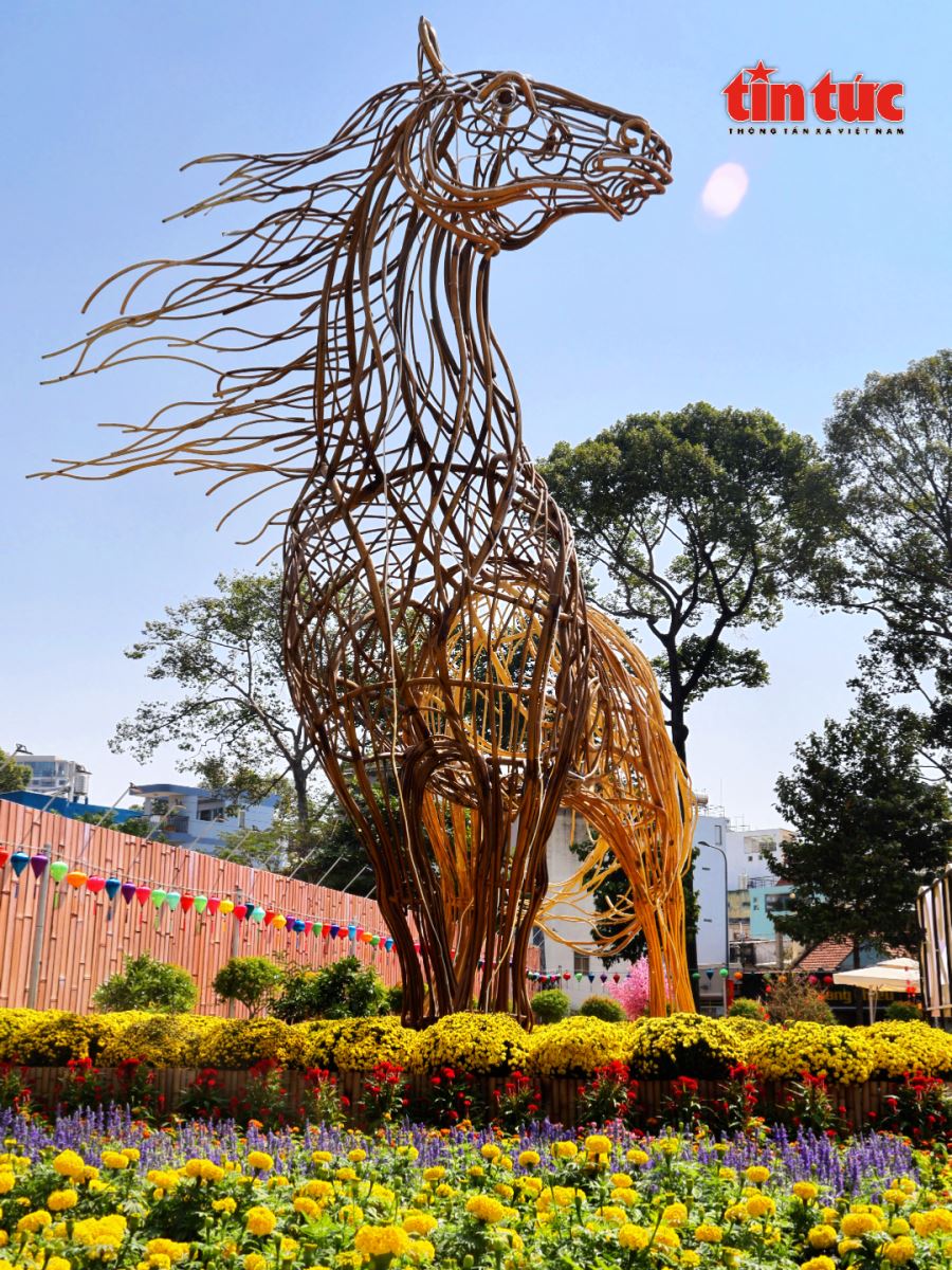 Linh vật ngựa cao 8m ở khu đất vàng đường Trần Phú, TPHCM - Ảnh: TTXVN