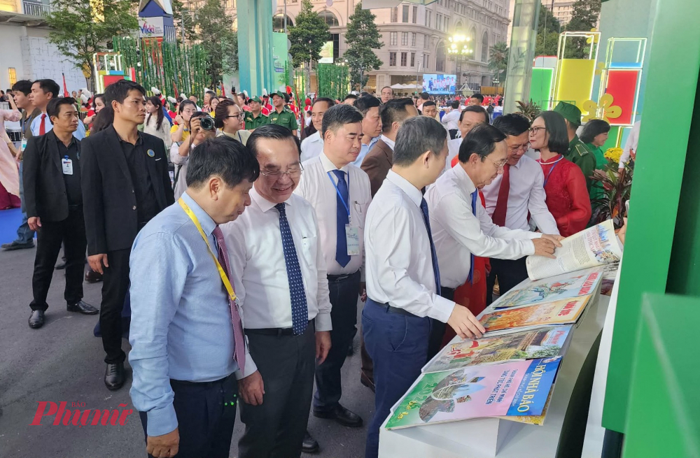 Các đại biểu tham quan khu vực ấn phẩm báo chí tại đường sách