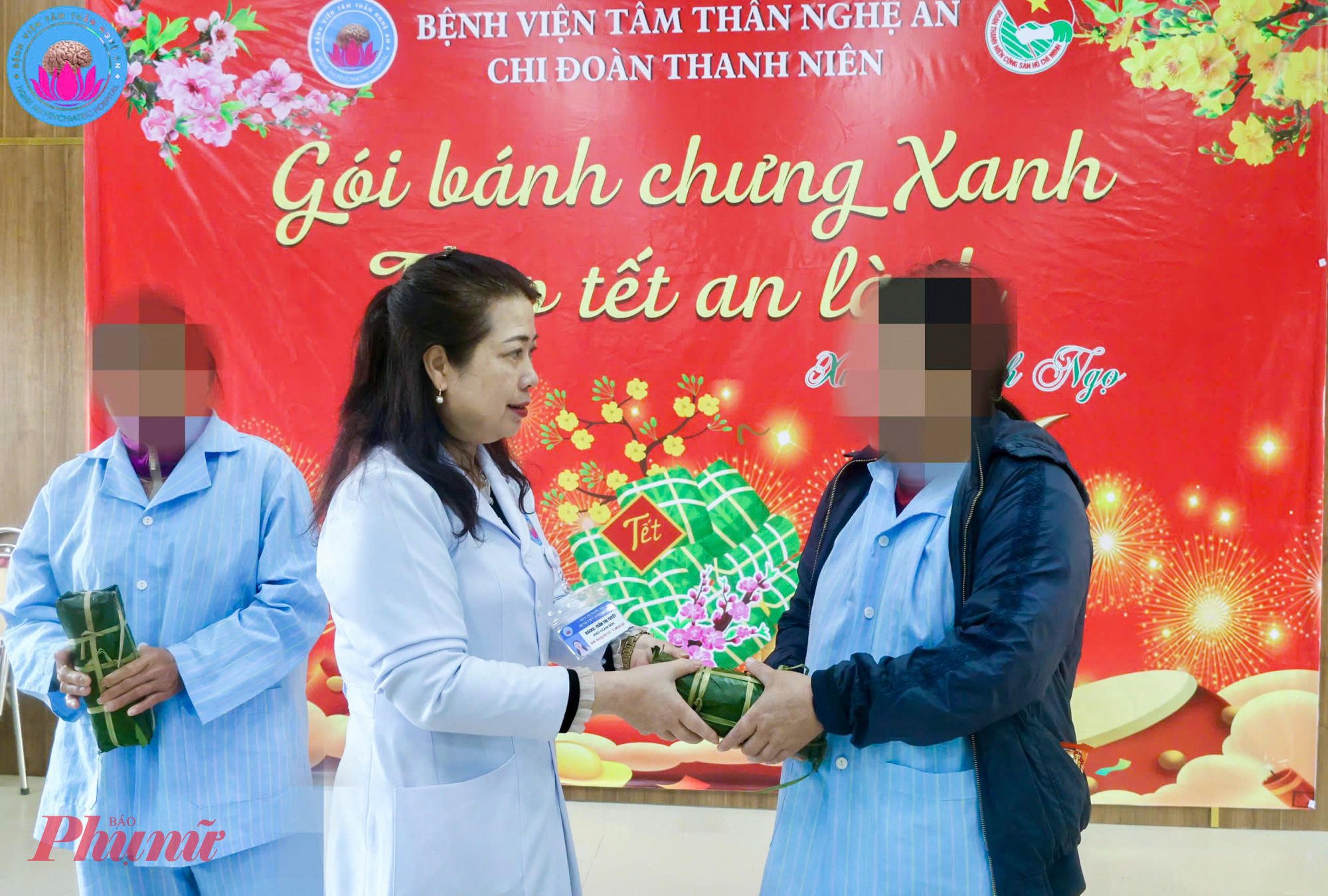 Các bác sĩ bệnh viện Tâm thần Nghệ An gói bánh chưng tặng bệnh nhân 