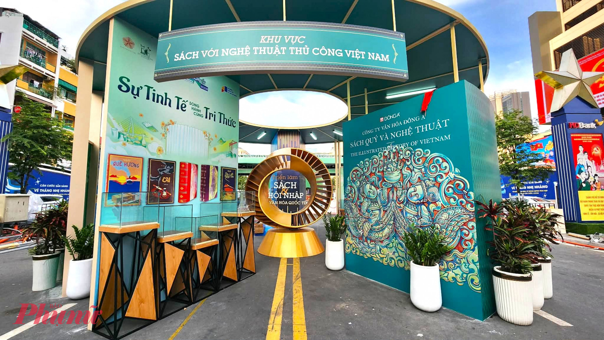 Những khu vực trưng bày theo chủ đề giúp đưa người xem đến với không gian riêng của lịch sử và văn hóa - Ảnh: Linh La