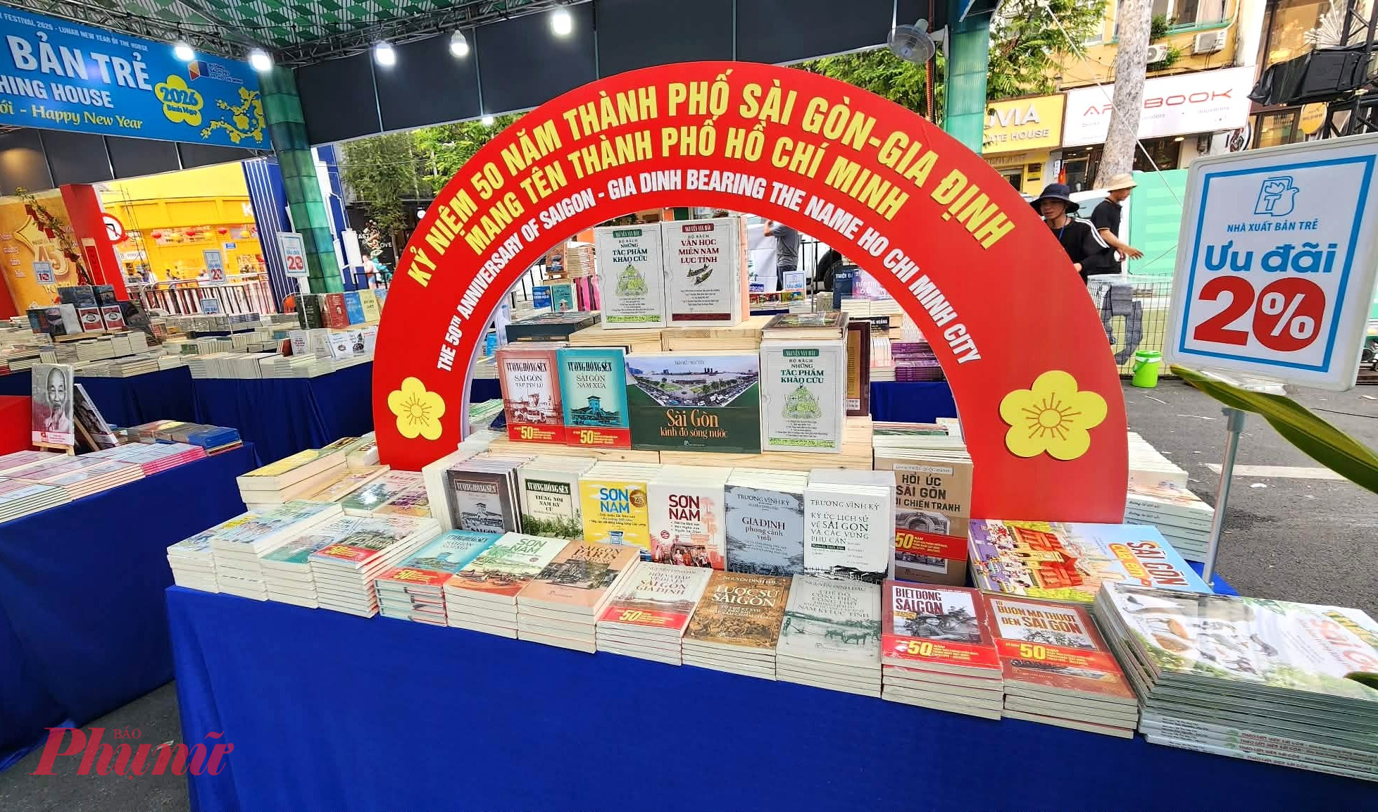 Lễ hội Đường sách Tết Bính Ngọ 2026 với chủ đề “Xuân hội tụ - Vững bước vươn mình” diễn ra từ 17g ngày 15/2 đến 22g ngày 22/2/2026 (từ 28 tháng Chạp đến Mùng 6 Tết)