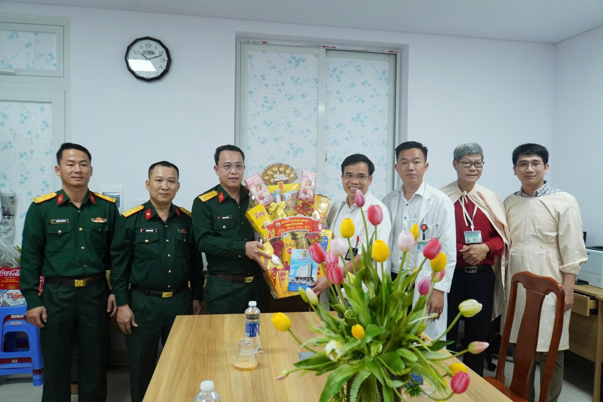 Đoàn công tác Bộ CHQS TP Đà Nẵng thăm hỏi, chúc tết lãnh đạo, cán bộ, nhân viên bệnh viện_Ảnh: Quang Cường.