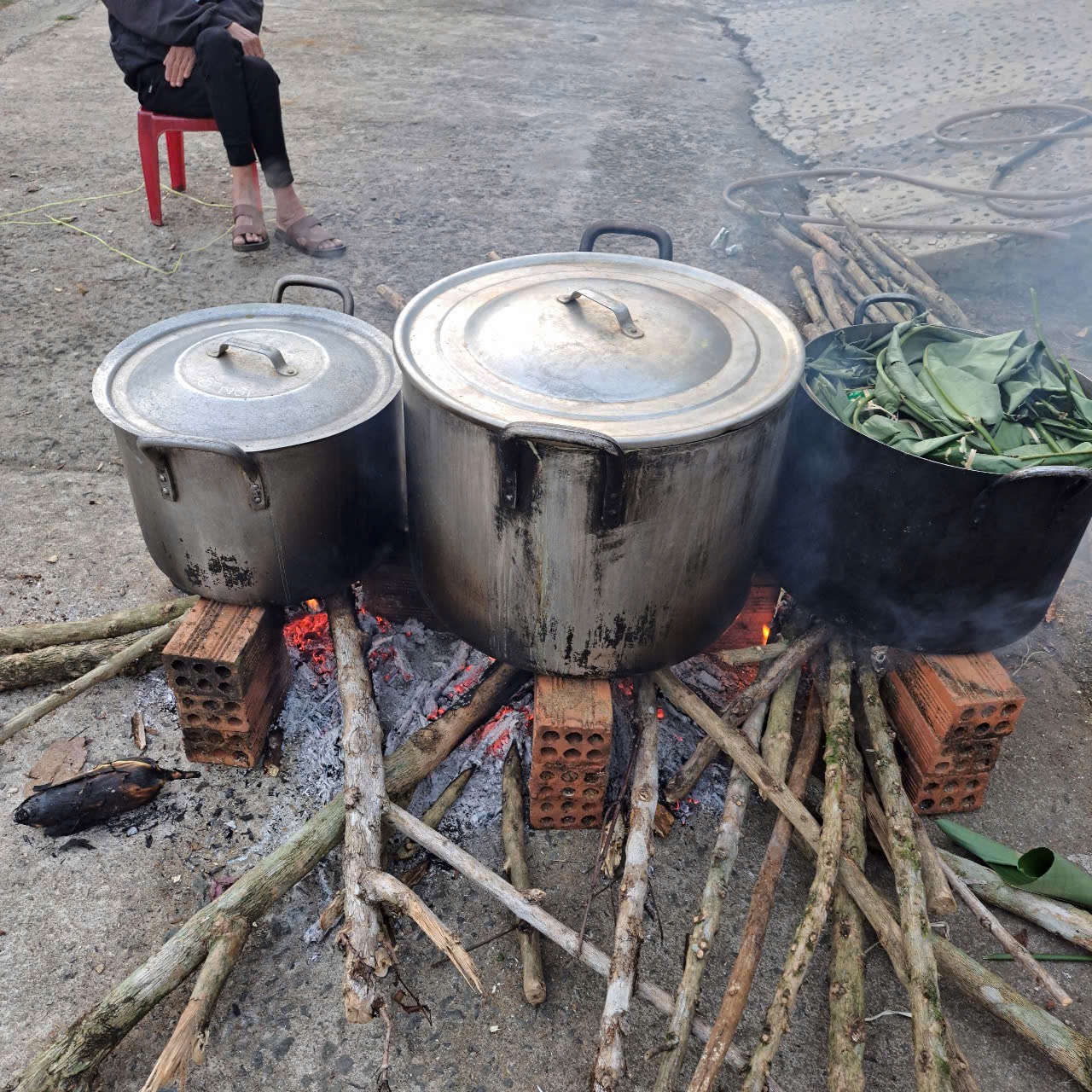 Thức canh nồi bánh giữa đêm xuân cao nguyên, nghe tiếng củi cà phê nổ lách tách và cảm nhận ngày tết đang đến thật gần (ảnh: tác giả cung cấp)