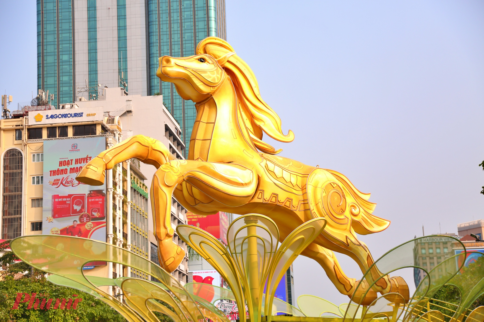 Hình ảnh linh vật ngựa ở đường hoa Nguyễn Huệ