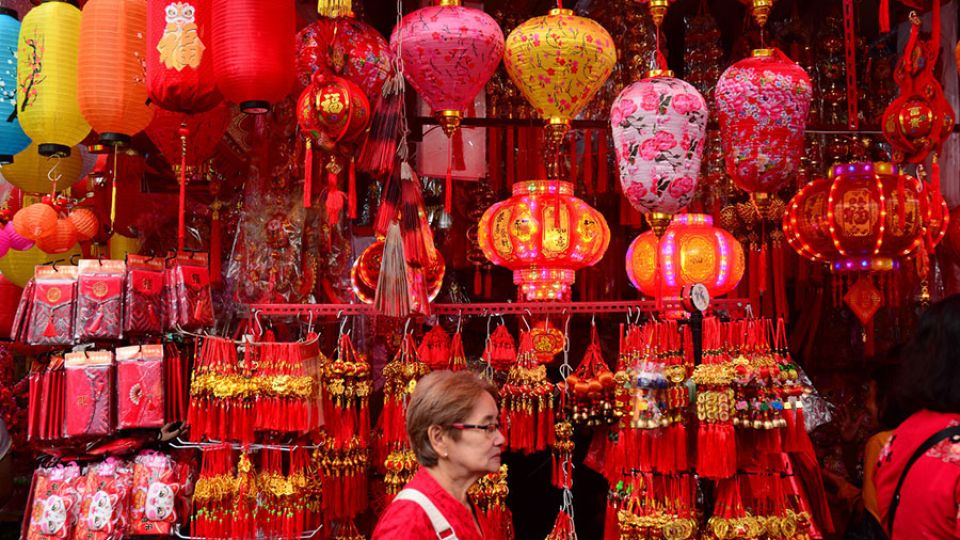 Cộng đồng người Hoa tại Philippines hào hứng mua sắm trang trí nhà cửa, văn phòng đón tết - Ảnh: Jakarta Post