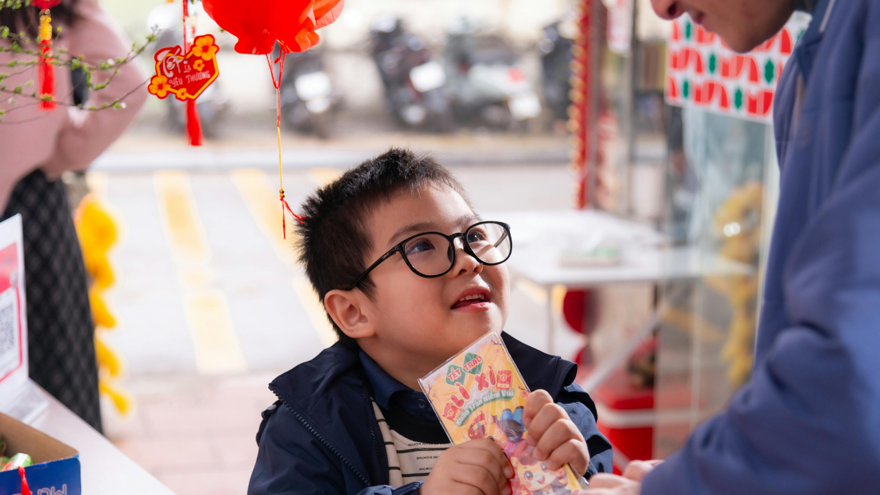 Theo nghị định 282/2025/NĐ-CP, việc giữ tiền lì xì của con có thể bị phạt lên đến 20-30 triệu đồng - Ảnh: Canva Pro