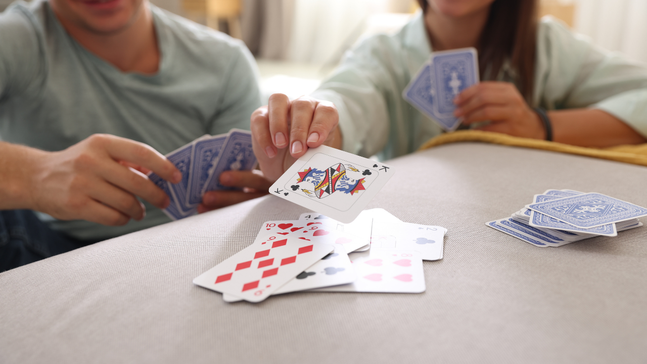 Đánh bài sử dụng tiền hay tài sản cá cược sẽ bị phạt theo quy định pháp luật - Ảnh: Canva