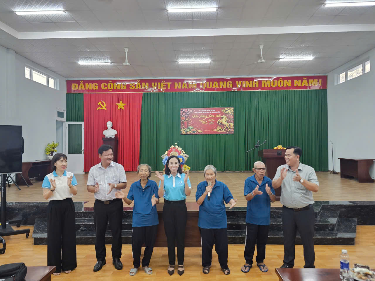 Bà Võ Ngọc Thanh Trúc đến thăm người già neo đơn tại Trung tâm bảo trợ và công tác xã hội TPHCM (cơ sở 2) - nơi chăm sóc và nuôi dưỡng ,