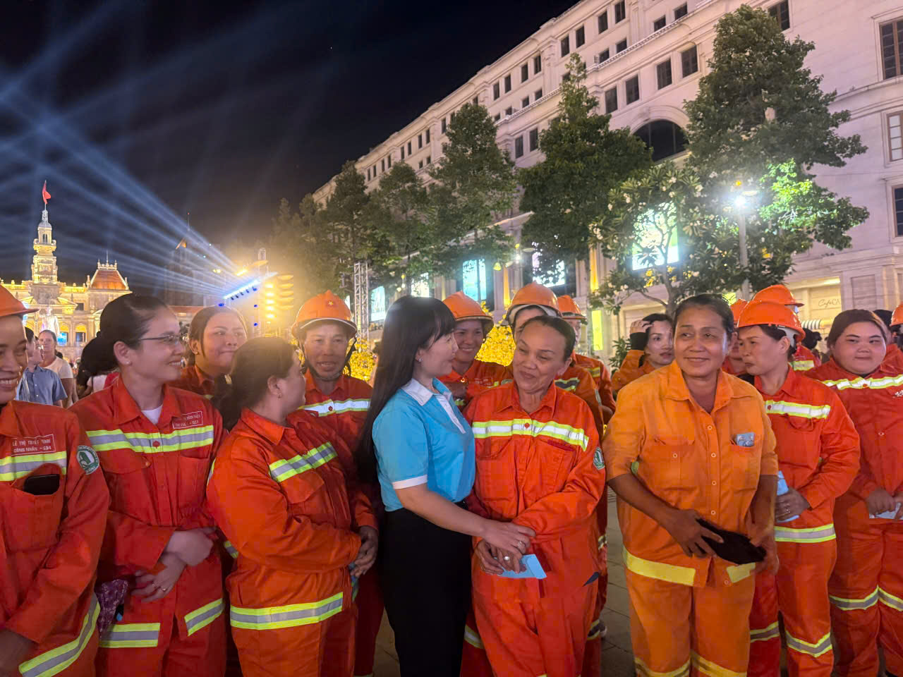 Bà Trịnh Thị Thanh nữ công nhân đang làm nhiệm vụ tại điểm bắn pháo hoa tại phố đi bộ Nguyễn Huệ