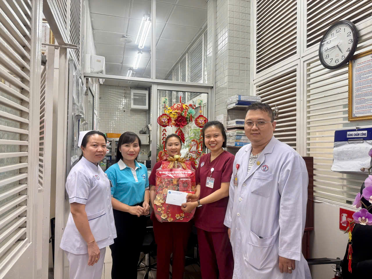 Bà Trịnh Thị Thanh thăm, chúc tết đội ngũ y, bác sỹ trực đêm Giao thừa tại Bệnh viện Chỡ Rẫy