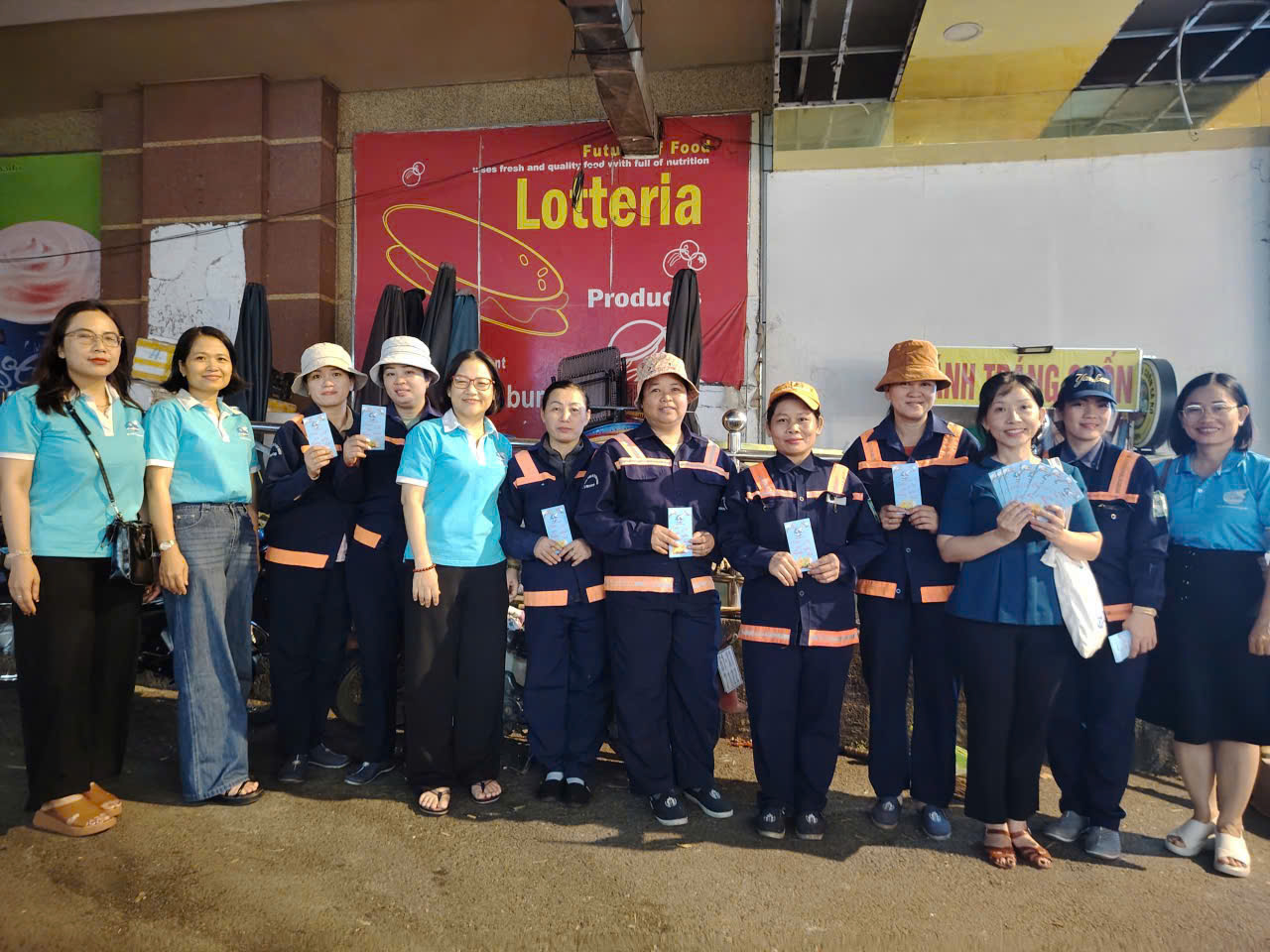 Đoàn công tác bà Nguyễn Thanh Loan - Phó Chủ tịch Hội LHPN TPHCM và bà Huỳnh Thị Thúy Phương - Phó Chủ tịch Hội LHPN TPHCM đã đến thăm và động viên các nữ công nhân vệ sinh đang thực hiện nhiệm vụ tại chợ Thủ Dầu Một