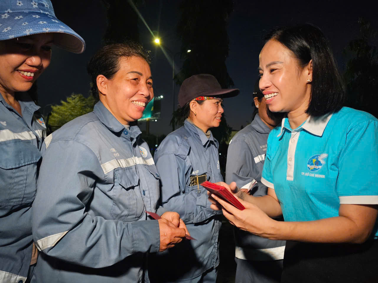 Bà Võ Ngọc Thanh Trúc đến thăm, chúc tết đến các nữ công nhân môi trường đang làm nhiệm vụ tại các địa phương trước và trong thời khắc giao thừa 