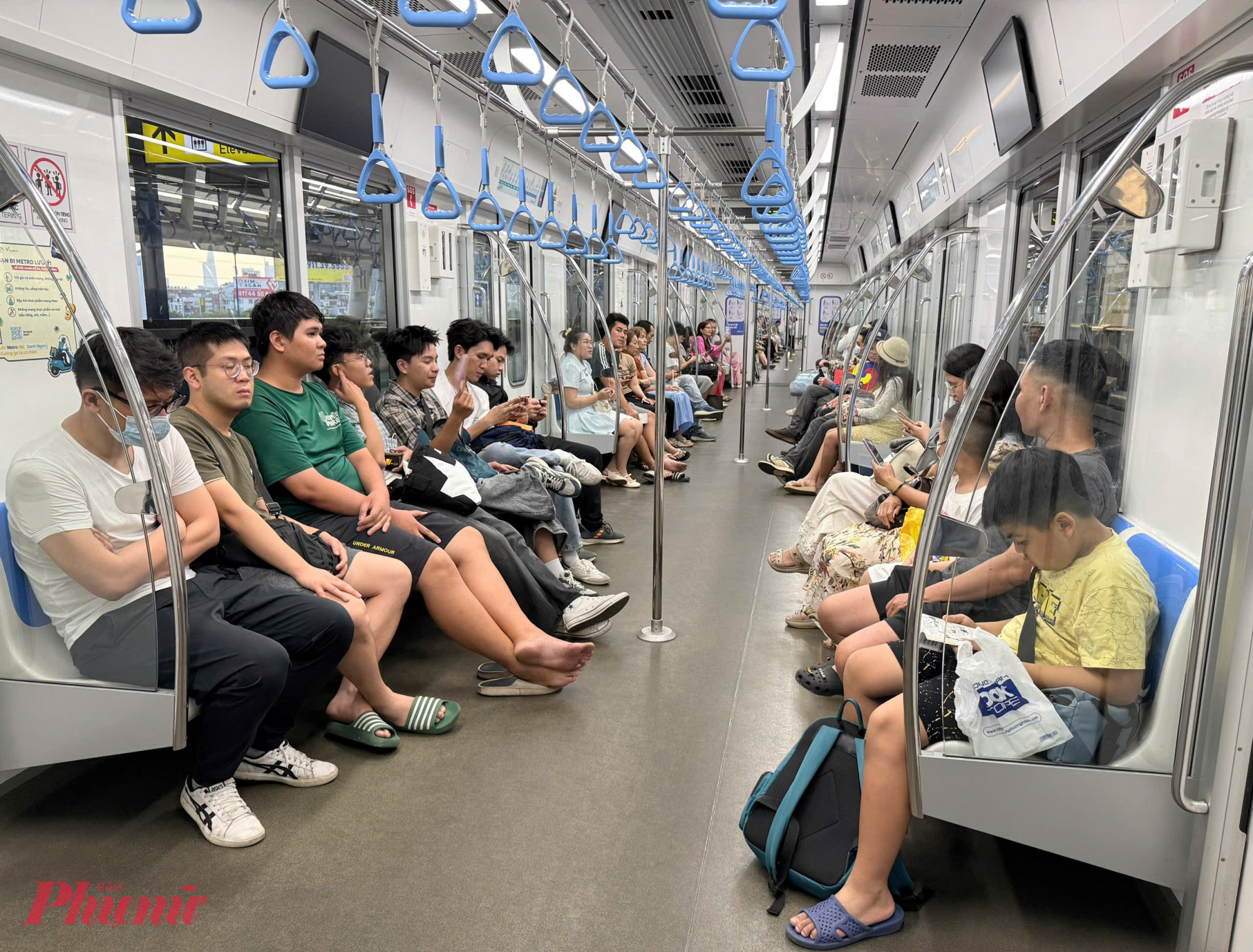 Riêng đêm Giao thừa (rạng sáng mùng 1 Tết), metro chạy sớm và tăng tần suất để giải tỏa lượng hành khách sau khi xem pháo hoa. Trong những ngày còn lại của kỳ nghỉ, thời gian phục vụ kéo dài từ 5 giờ đến 23 giờ, thay vì kết thúc lúc 22 giờ như ngày thường.