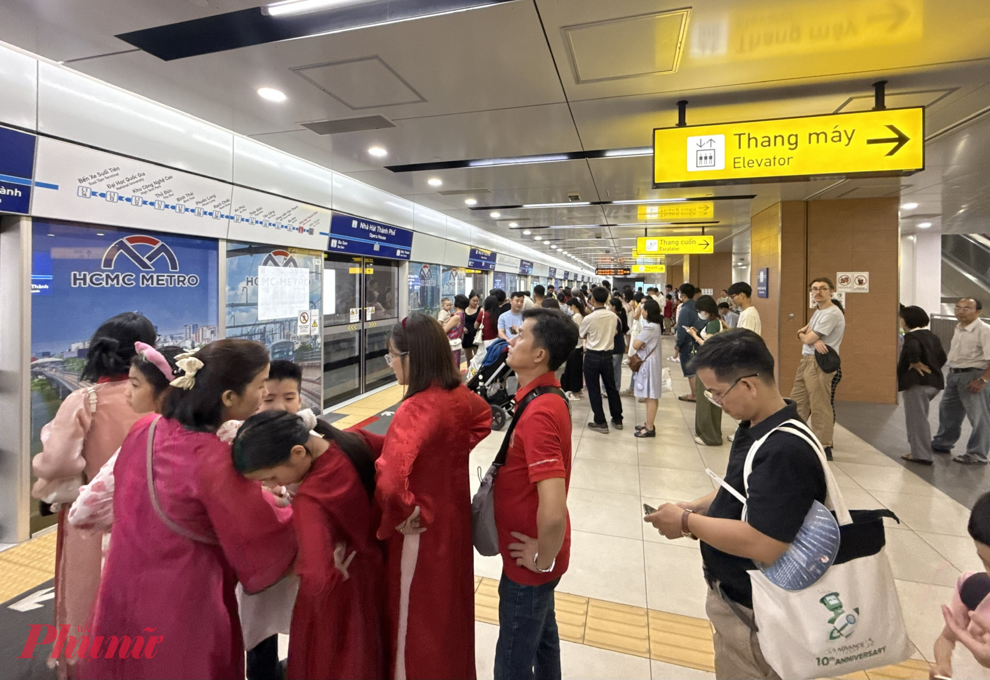 Chị Lê Thu Thương (phường Dĩ An) - chia sẻ: Năm nay dẫn mẹ vào trung tâm chơi tết bằng metro, vừa được miễn phí vé, vừa thoải mái, không phải lo tìm chỗ gửi xe. 