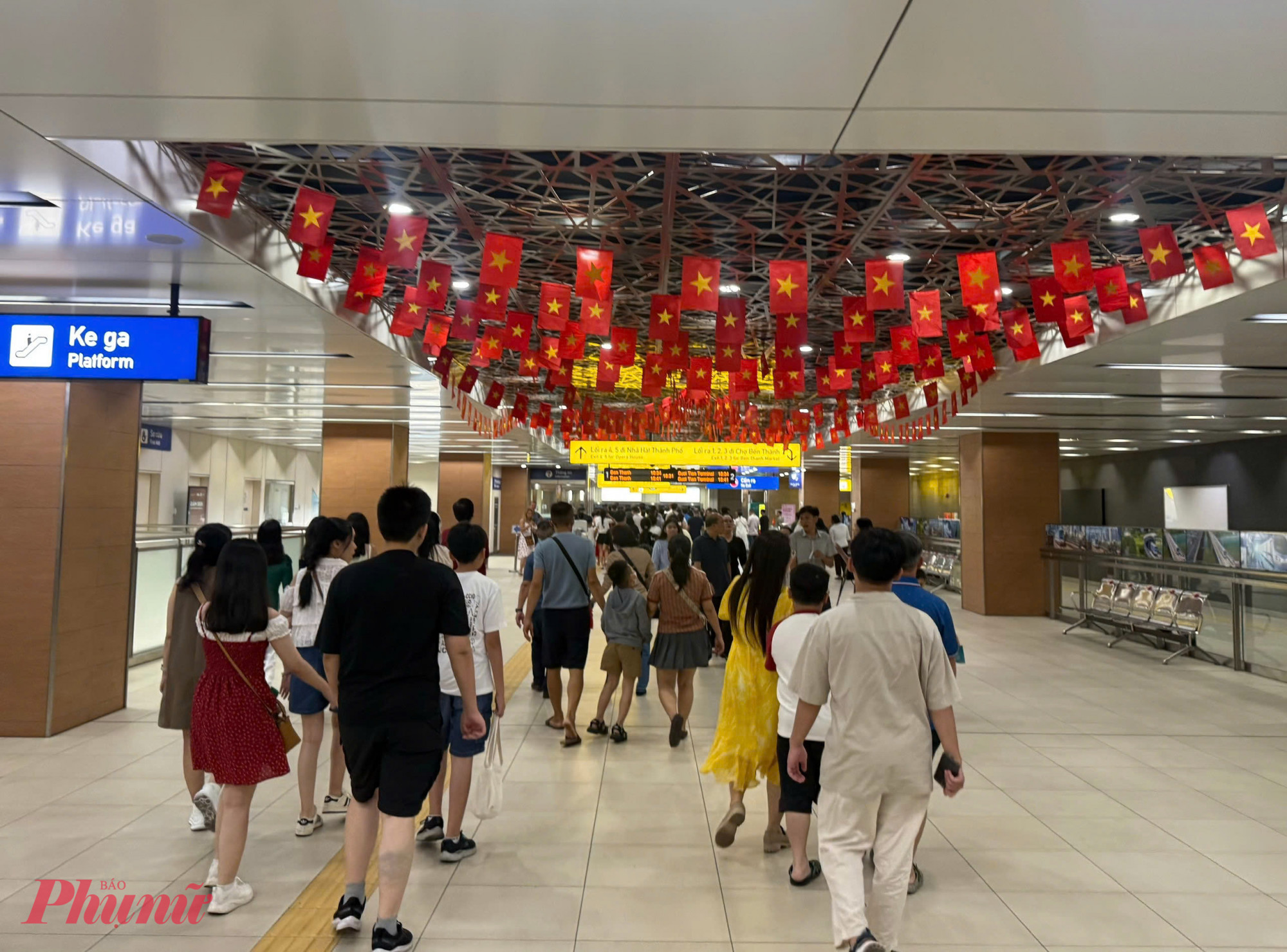 Cùng cảm nhận đó, anh Trần Minh Quân dẫn hai con nhỏ đi metro trong đêm 29 tết. Anh cho biết: Các bé rất thích vì tàu chạy êm và sạch; đặc biệt được đi miễn phí khiến cả nhà càng phấn khởi hơn.