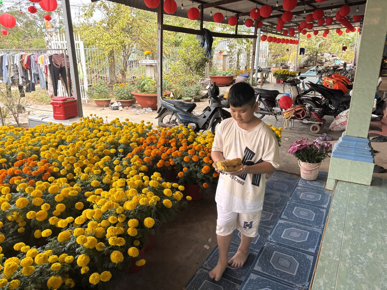 Cháu nội bà Tư Phô mang bánh xèo cho hàng xóm. Ảnh TD