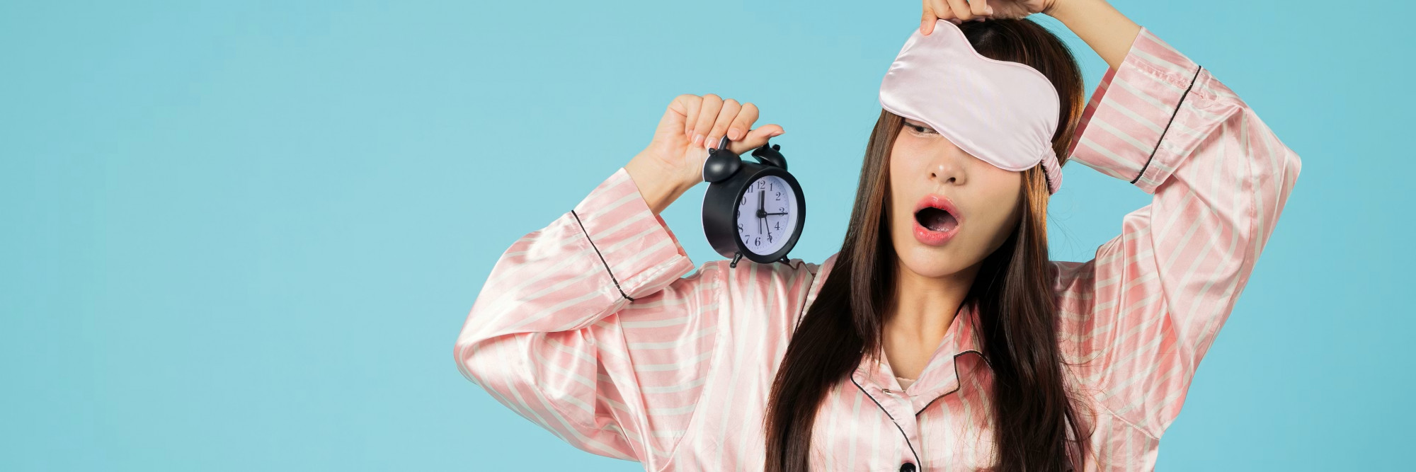 Theo một cuộc khảo sát năm 2023 với những người tham gia ở Anh, 50% số người được hỏi nghe một loại âm thanh nào đó để giúp dễ ngủ hơn - ảnh: Shutterstock