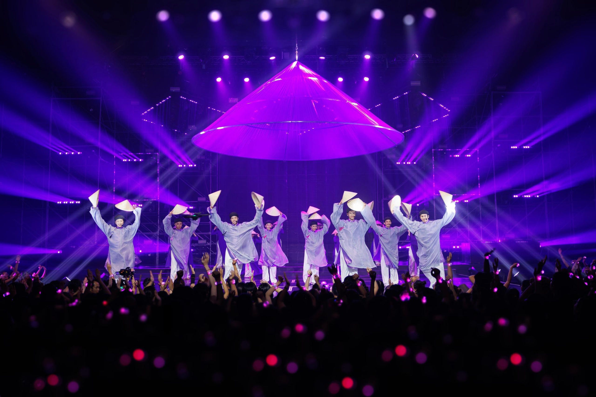 Anh trai vượt ngàn chông gai, một trong những concert mang tầm quốc tế, thu hút hàng chục ngàn khán giả mỗi đem diễn. Ảnh: BTC