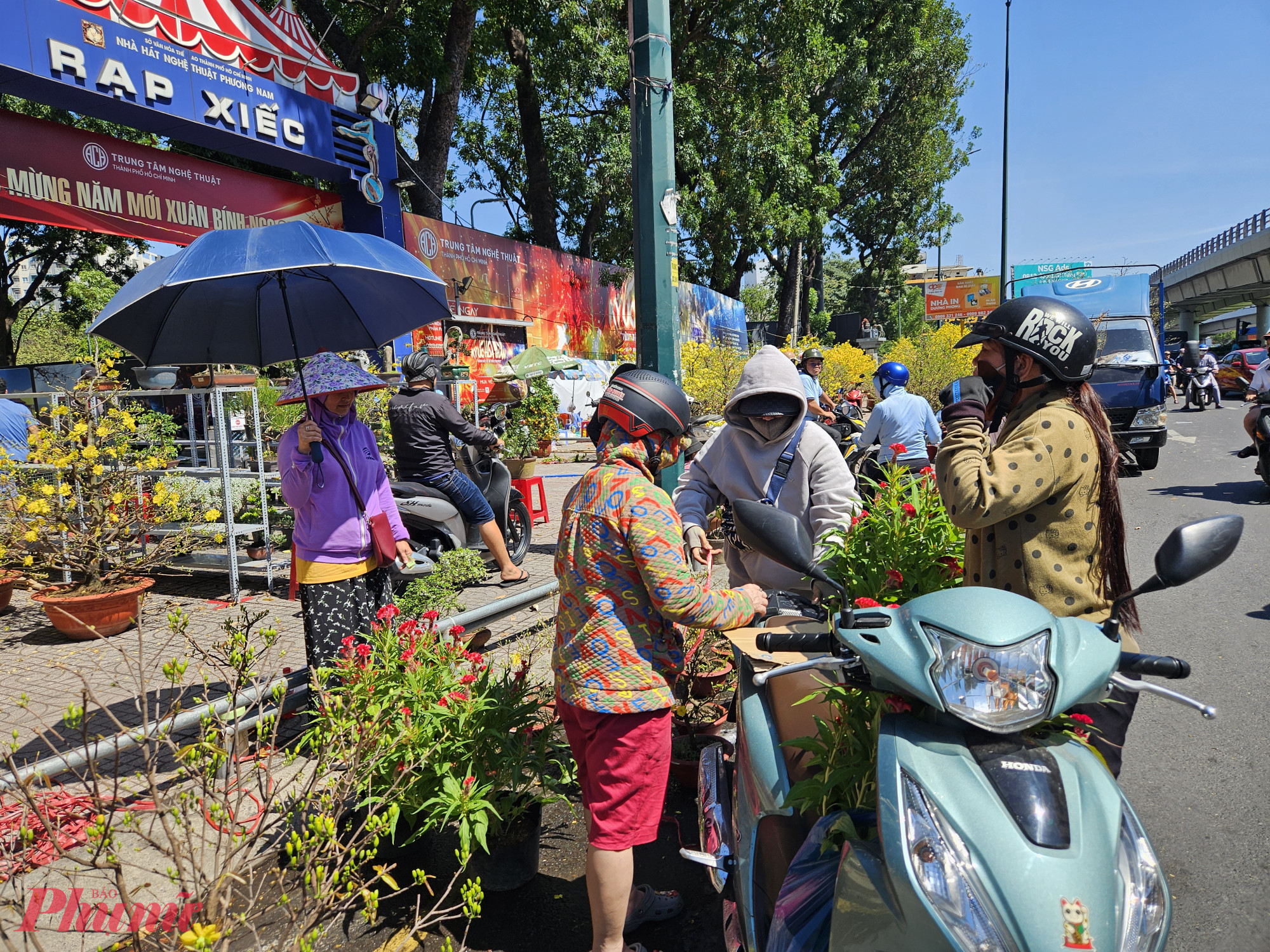 Chỉ trong thời gian ngắn sau khi hạ giá, nhiều cặp hoa được chọn mua liên tục.