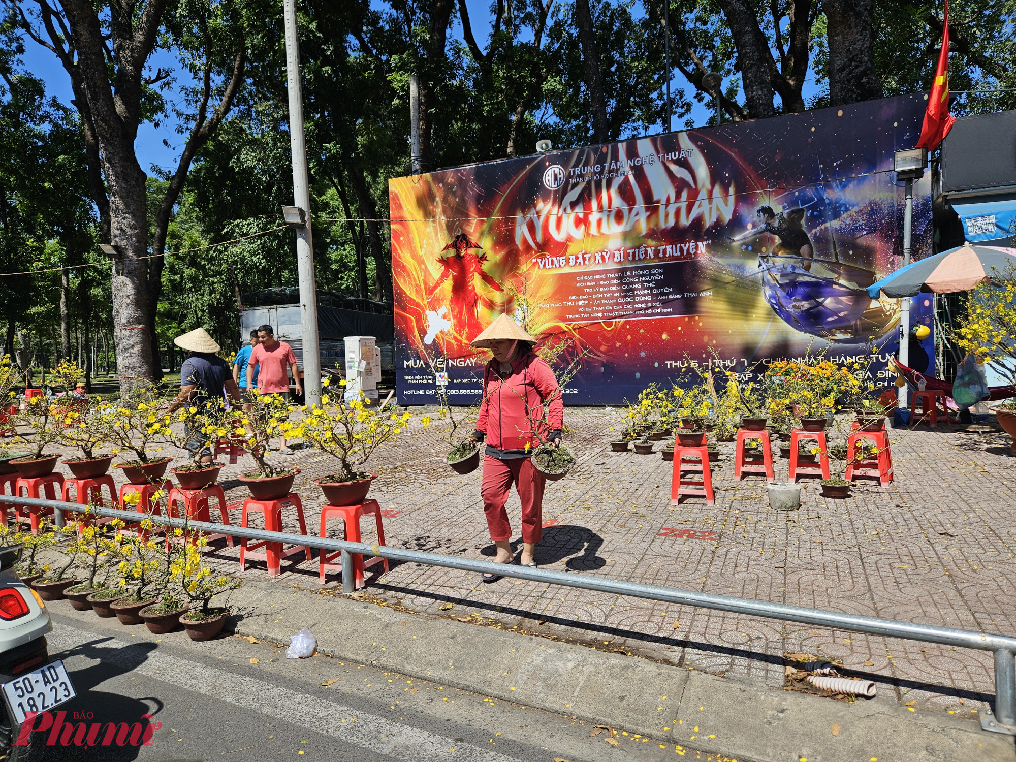 Tiểu thương di chuyển các chậu hoa từ khu vực bên trong công viên ra phía lề đường Hoàng Minh Giám để thuận tiện hơn trong việc mua bán