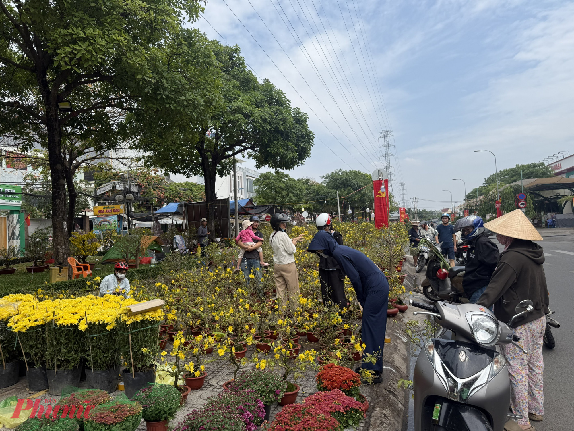 Dù thời tiết nắng nóng song các điểm bán vẫn tấp nập người 