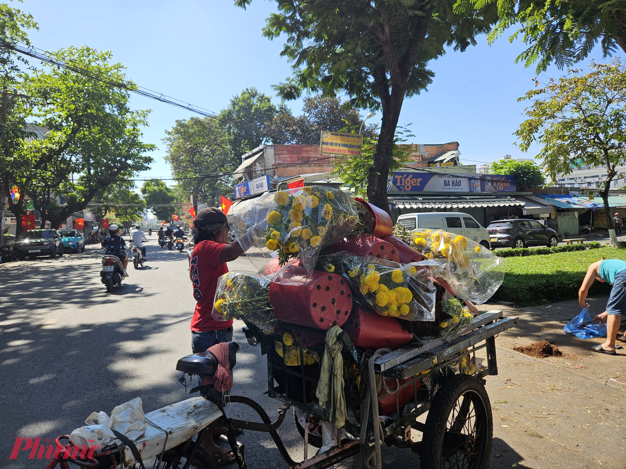 Theo các tiểu thương, sau trưa nay, trừ những chậu hoa cúc bị héo úa và có giá trị thấp buộc phải đổ bỏ