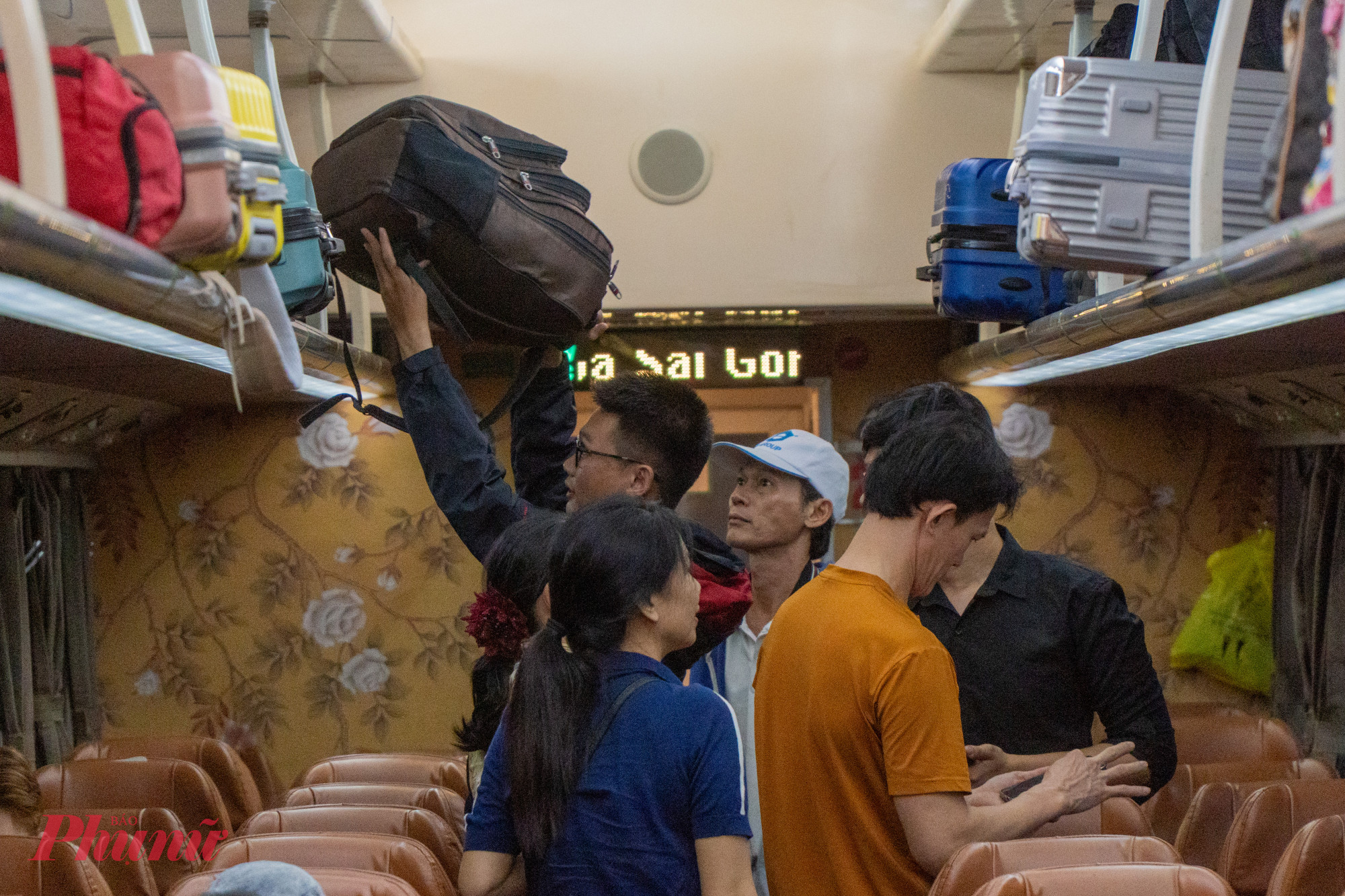  “Thời điểm này, thấy nhiều người đã quây quần bên gia đình chờ đón giao thừa, tôi hạnh phúc lắm. Thay vì mua vé về sớm như mọi năm, năm nay tôi quyết định mua vé tàu giờ chót để tận hưởng không khí đón Tết cổ truyền trên tàu một hành khách chia sẻ.