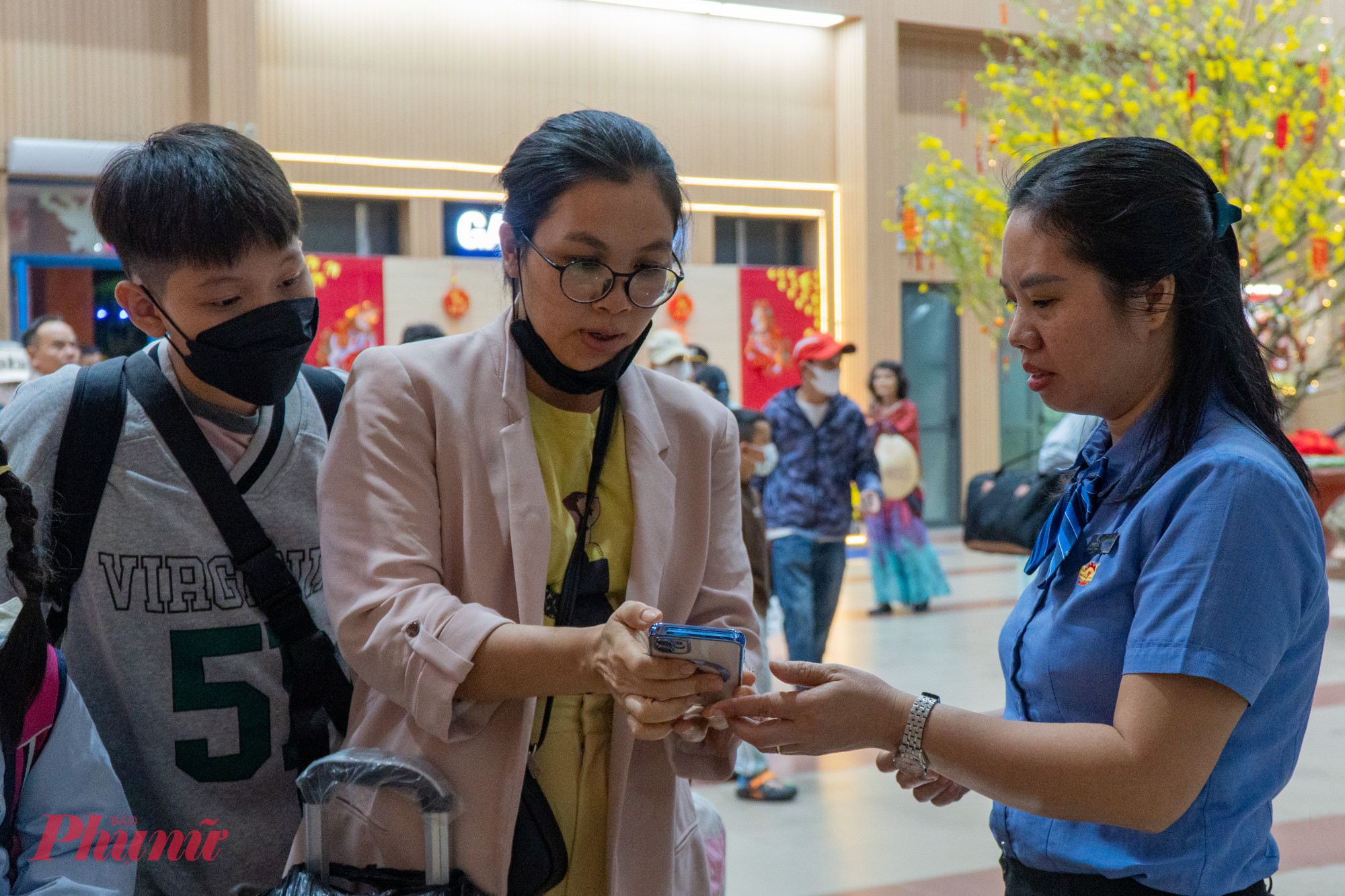 Gắn bó lâu năm với ga Sài Gòn, một số nhân viên soát vé tại ga cho biết đã có hơn 10 năm đón giao thừa trên sân ga này.