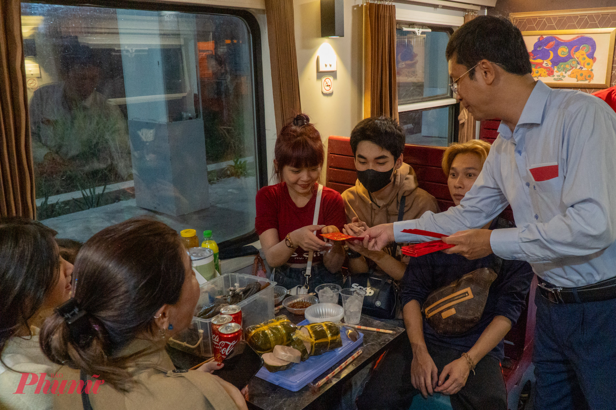 “Đây là món quà nhỏ, nhưng chứa rất nhiều niềm vui và đong đầy cảm xúc” chị Lê Thị Hạnh (ngụ xã Phong Phú) chia sẻ.