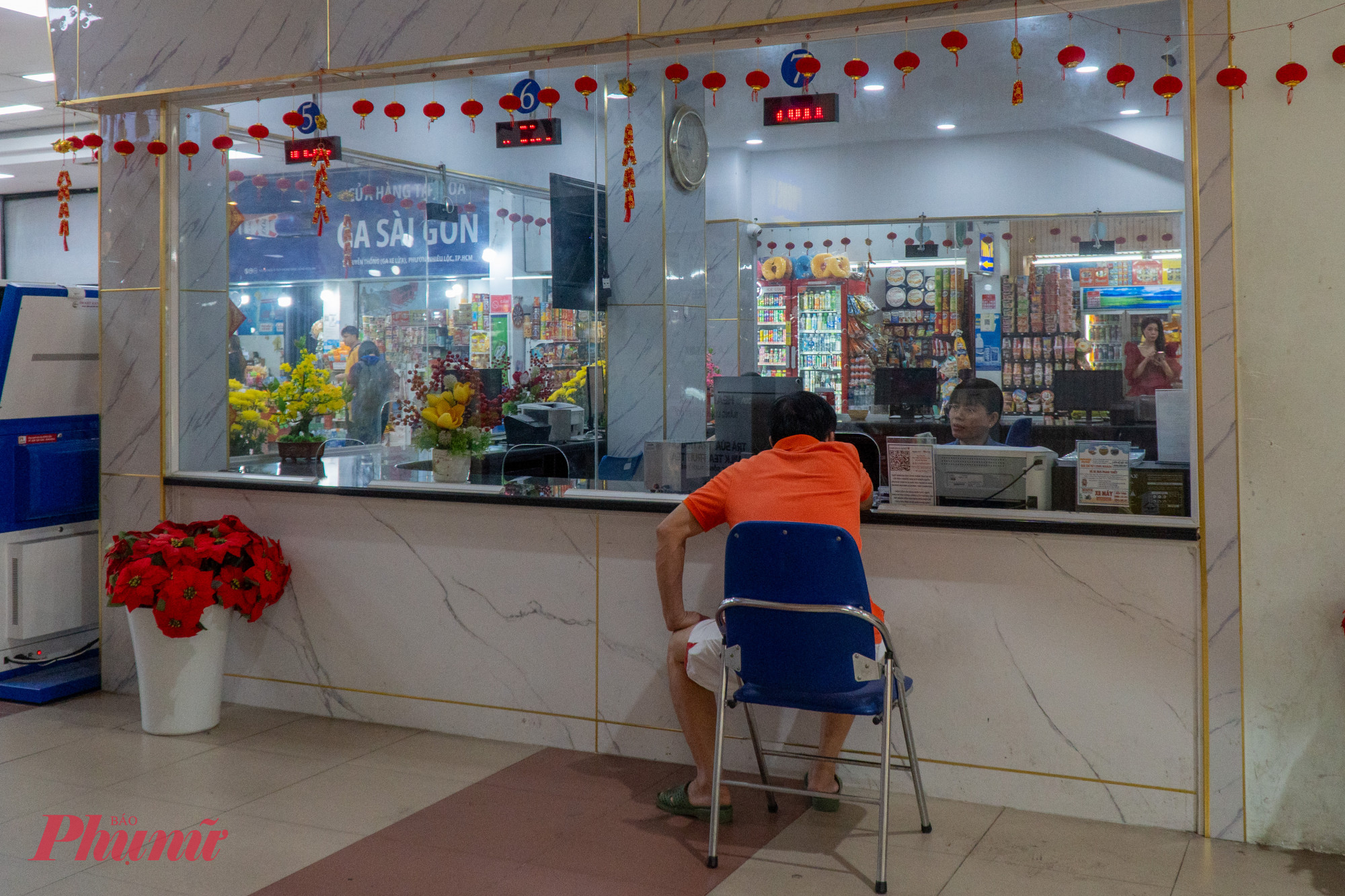 Sắp đến thời khắc giao thừa, tại khu vực quầy vé ga Sài Gòn vẫn còn một số hành khách hối hả chạy đến nhờ nhân viên hướng dẫn mua những tấm vé tàu cuối cùng.