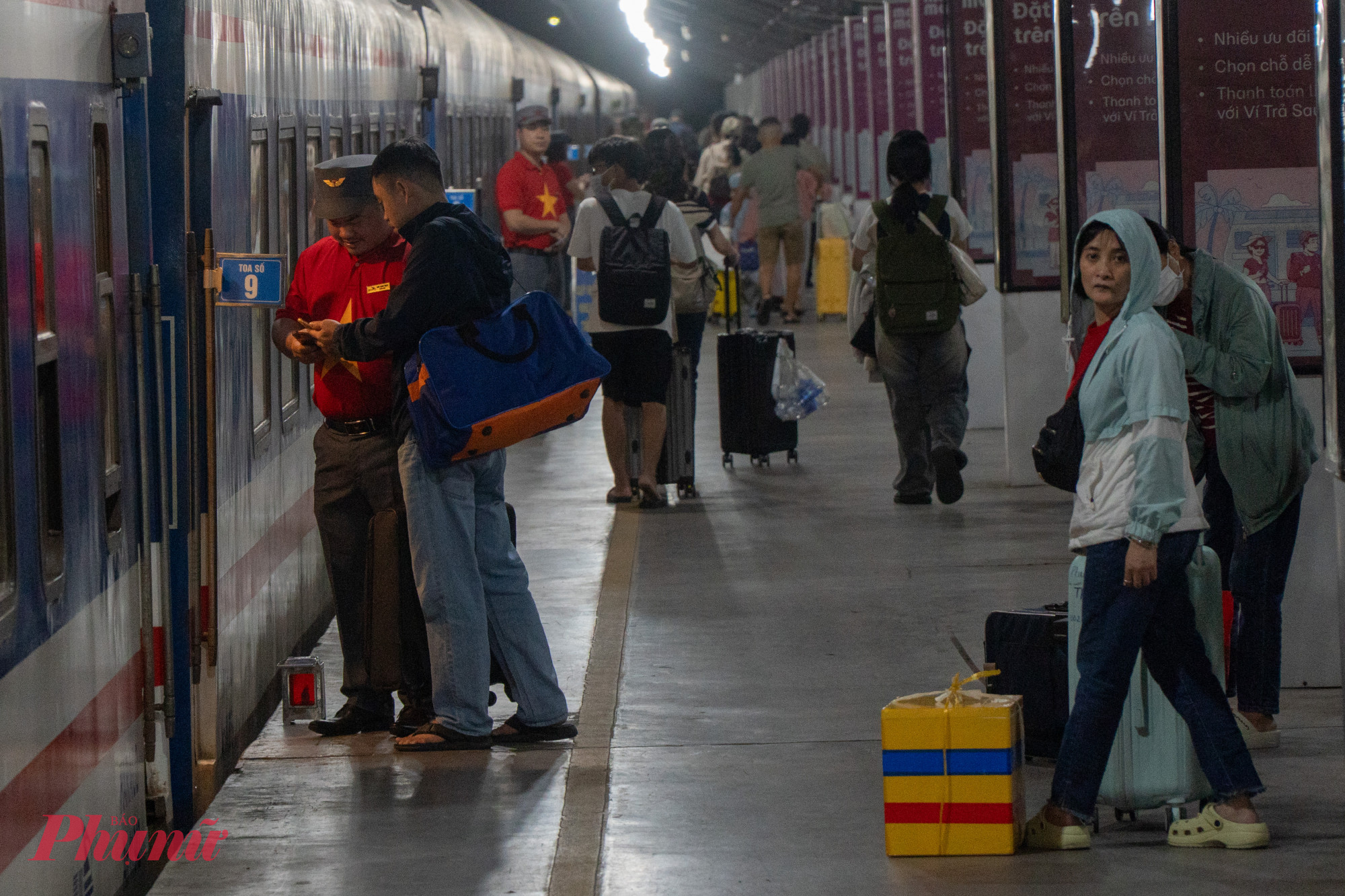 Được biết, chuyến tàu SE2 khởi hành lúc 21g50 từ ga Sài Gòn đến ga Hà Nội, là chuyến tàu cuối cùng chở người dân về quê đón tết và cũng là chuyến tàu chạy sát giờ giao thừa.