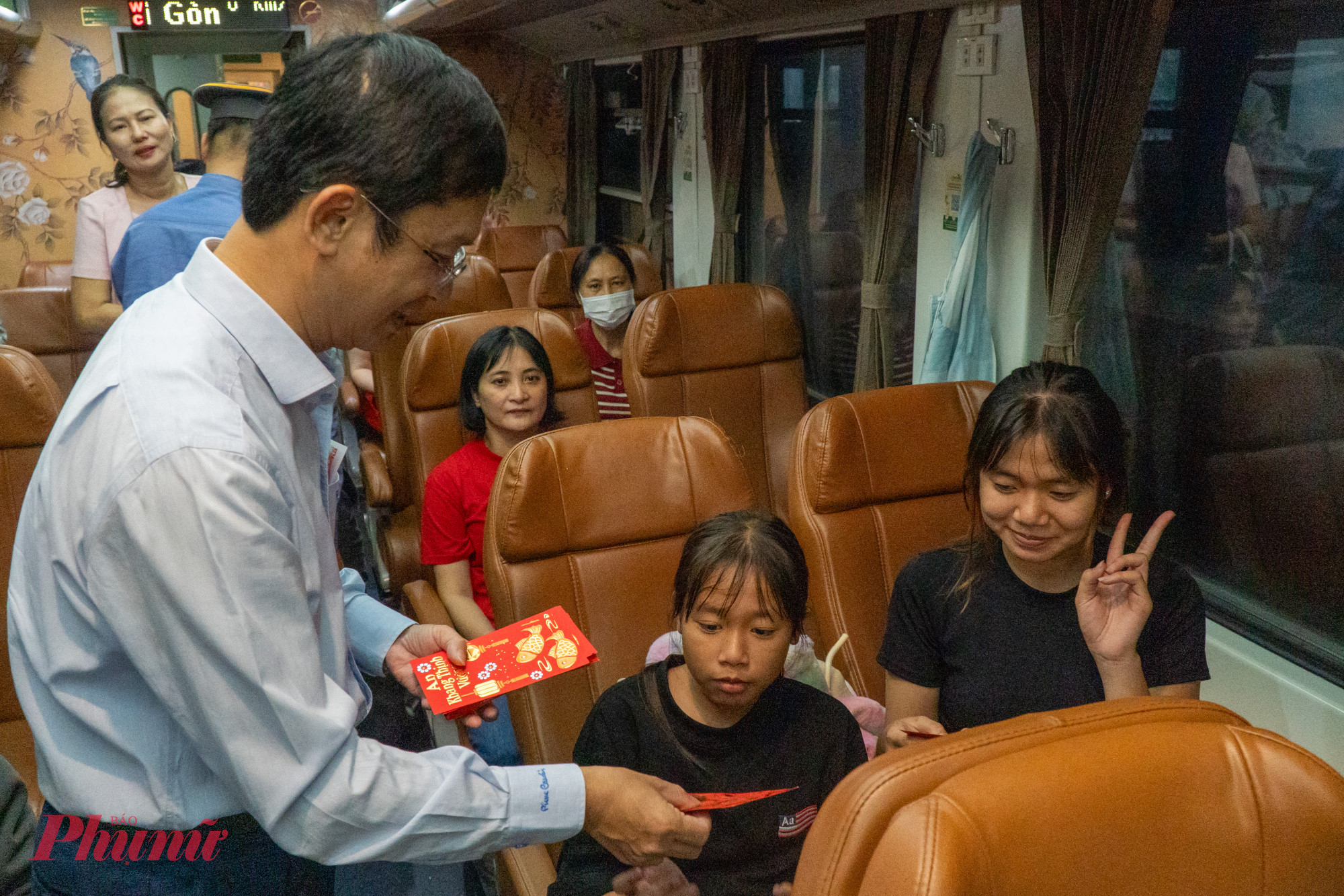 Đúng 21g45, công tác chuẩn bị cho tàu chạy đã hoàn tất, nhiều người cảm thấy vô cùng ấm áp khi lãnh đạo ga Sài Gòn lì xì tết trước khi lên đường về quê.