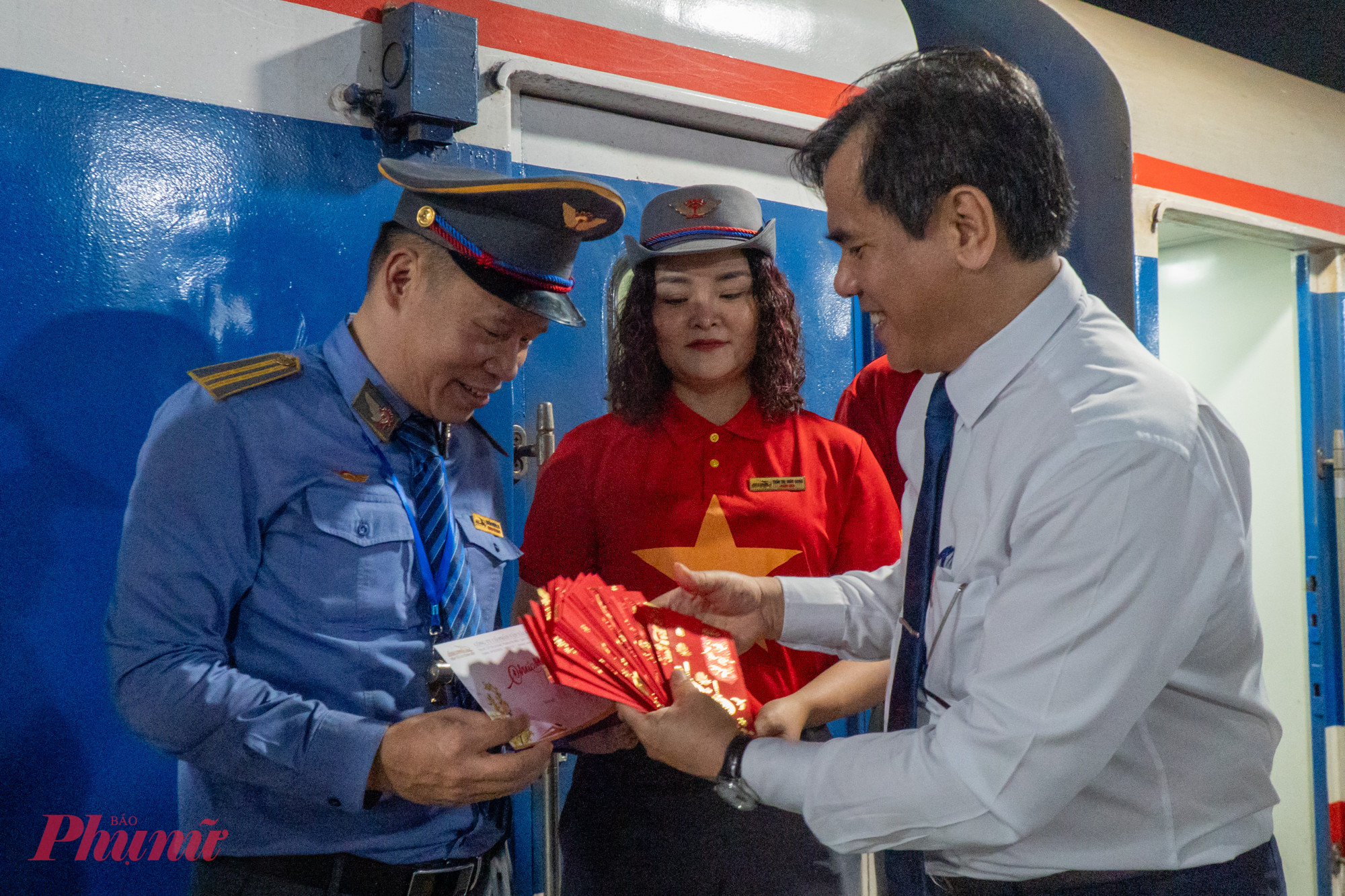 Được biết việc lì xì trước khi tàu chạy sát giờ giao thừa chính là một trong những truyền thống hằng năm của tập thể Ban lãnh đạo ga Sài Gòn.