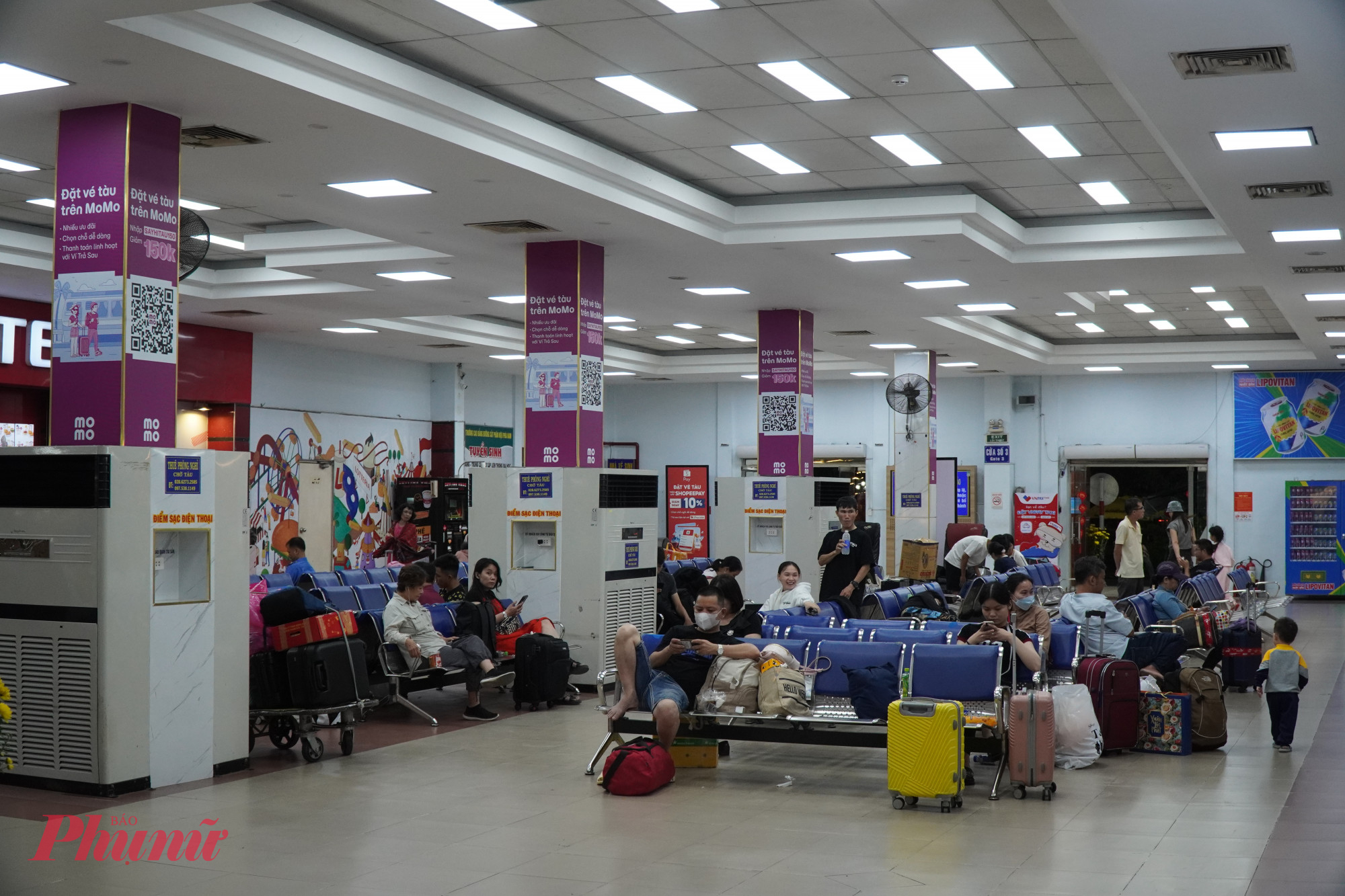  So với mọi năm, năm nay chuyến tàu cuối cùng xuất phát từ ga Sài Gòn thông thoáng hơn. Trong khu vực chờ, ghế trống vẫn còn nhiều dù sắp đến giờ tàu chạy.