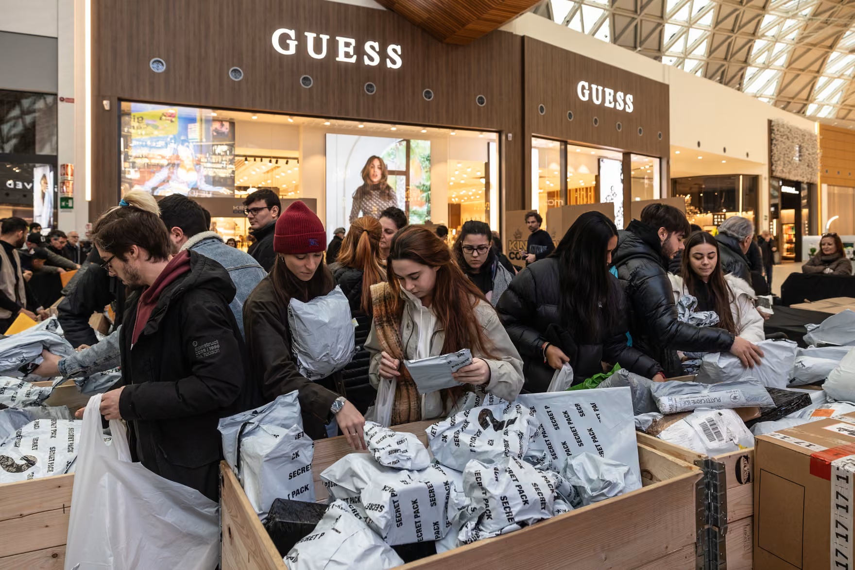 Người mua sắm lựa chọn từ 10 tấn gói hàng bí ẩn trong một đợt bán hàng tại trung tâm mua sắm Merlata Bloom vào tháng 2/2025 ở Milan, Ý - Ảnh: Emanuele Cremaschi/Getty Images