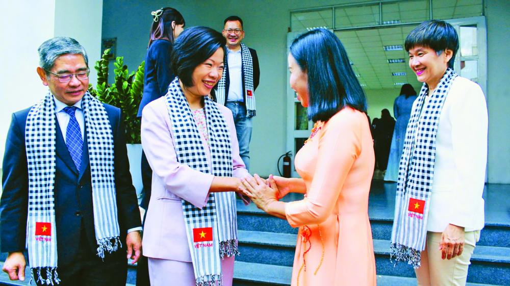 Những điểm sáng trong đối ngoại nhân dân của phụ nữ TPHCM Bà Võ Ngọc Thanh Trúc (thứ hai từ phải qua) - Ủy viên Ban Thường vụ Thành ủy, Phó chủ tịch Ủy ban MTTQ Việt Nam TPHCM, Chủ tịch Hội LHPN TPHCM - trò chuyện thân tình với bà Sim Ann (thứ hai từ trái qua) - Quốc vụ khanh Bộ Ngoại giao và Bộ Nội vụ nước Cộng hòa Singapore, Cố vấn Hội Mạng lưới phụ nữ hội nhập - nhân dịp đoàn công tác sang thăm Hội LHPN TPHCM - Ảnh: Ngọc Trăm