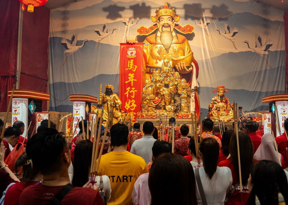 Những nén hương đầu tiên tại đền Loyang Tua Pek Kong (Singapore) đánh dấu khởi đầu năm Bính Ngọ 2026 - Ảnh: AsiaOne/Shafiq Apandi