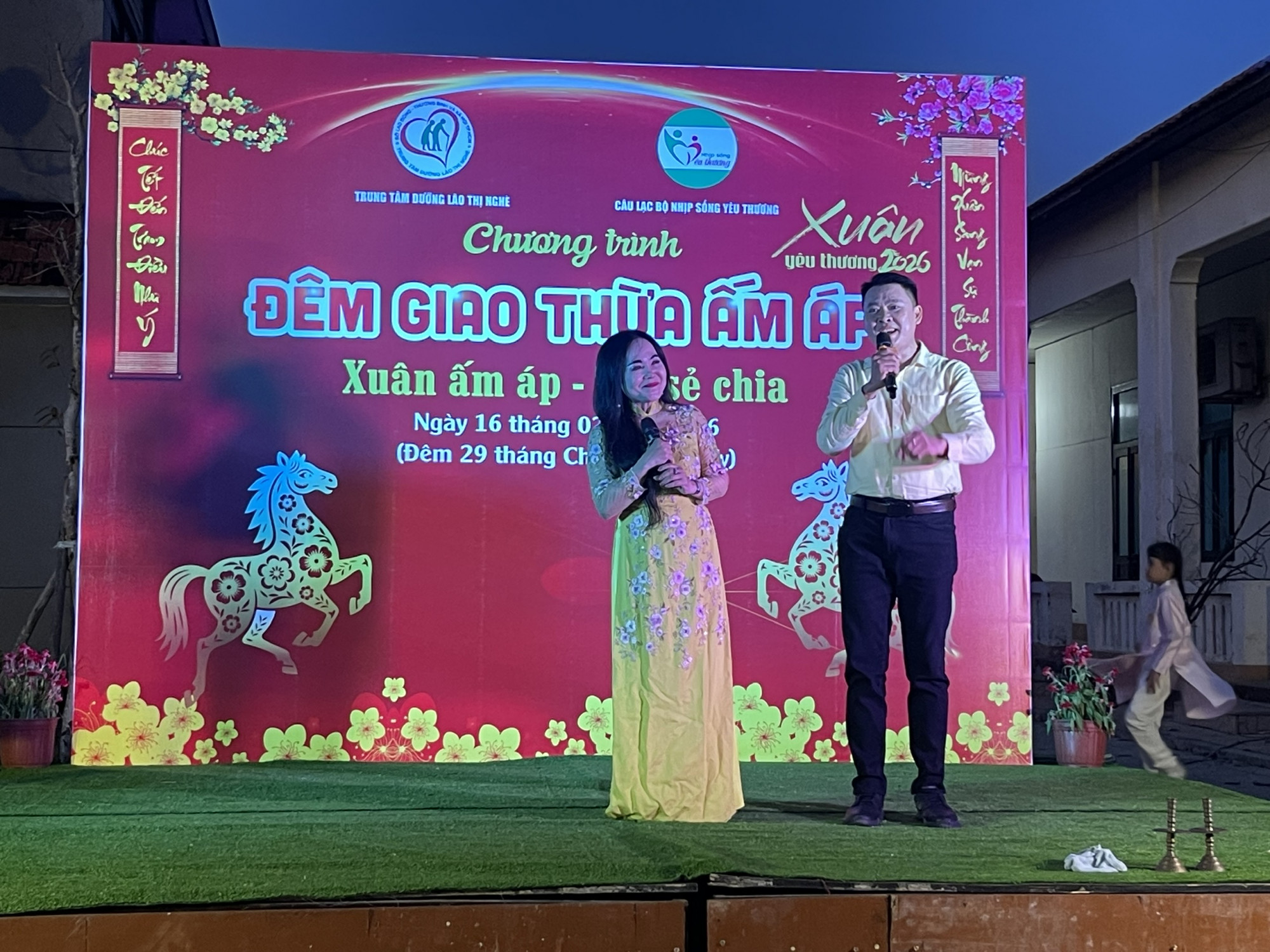 Chị Duyên Lê và anh Anh Thi (CLB Tài tử - Cải lương Cung văn hóa Lao động TPHCM) ca tặng các cụ bài vọng cồ Nấu bánh đêm xuân - Ảnh: Diệu Hiền