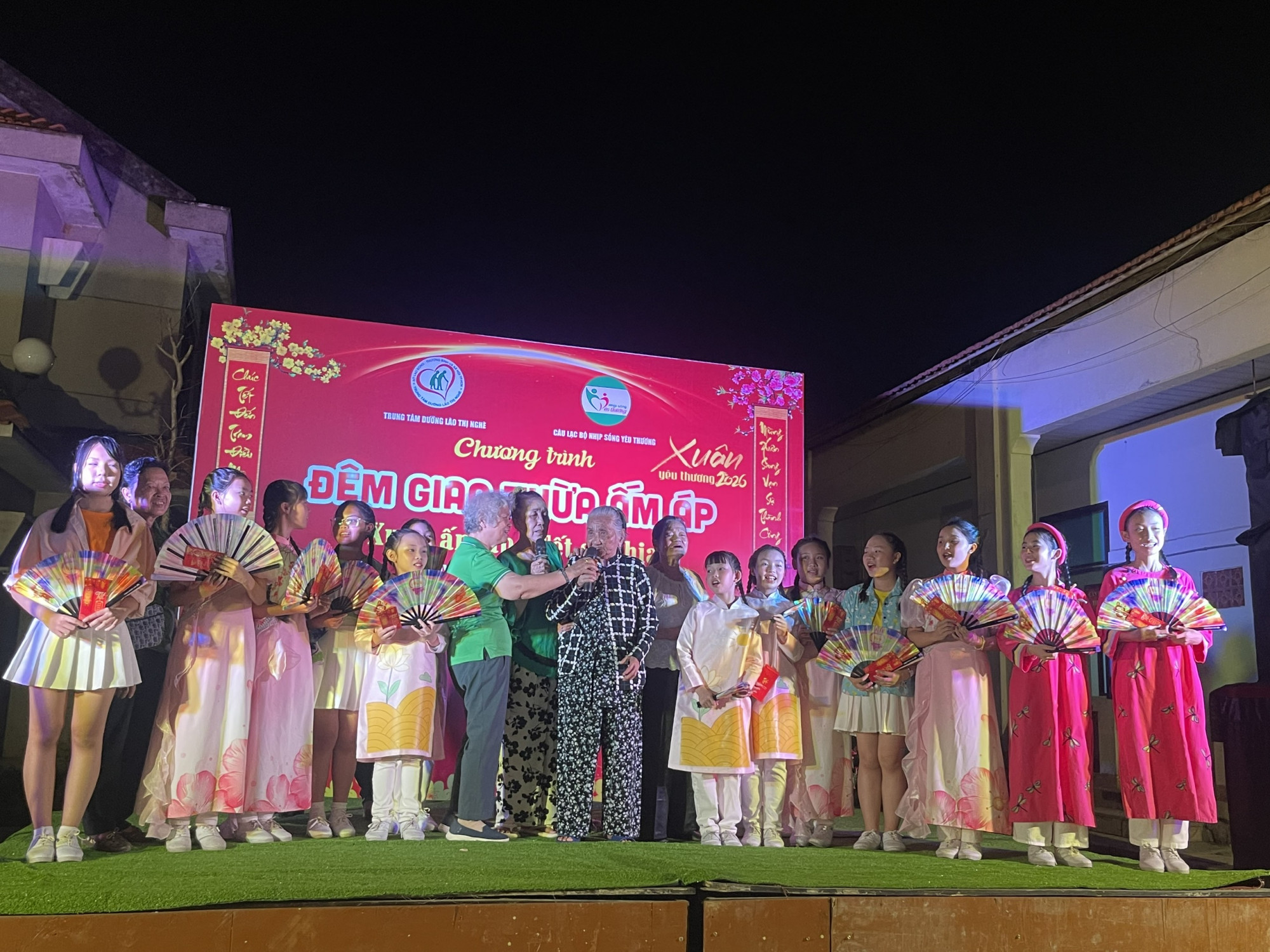 Ngoại Nguyễn Thị Đê say sưa khoe giọng - Ảnh: Diệu Hiền