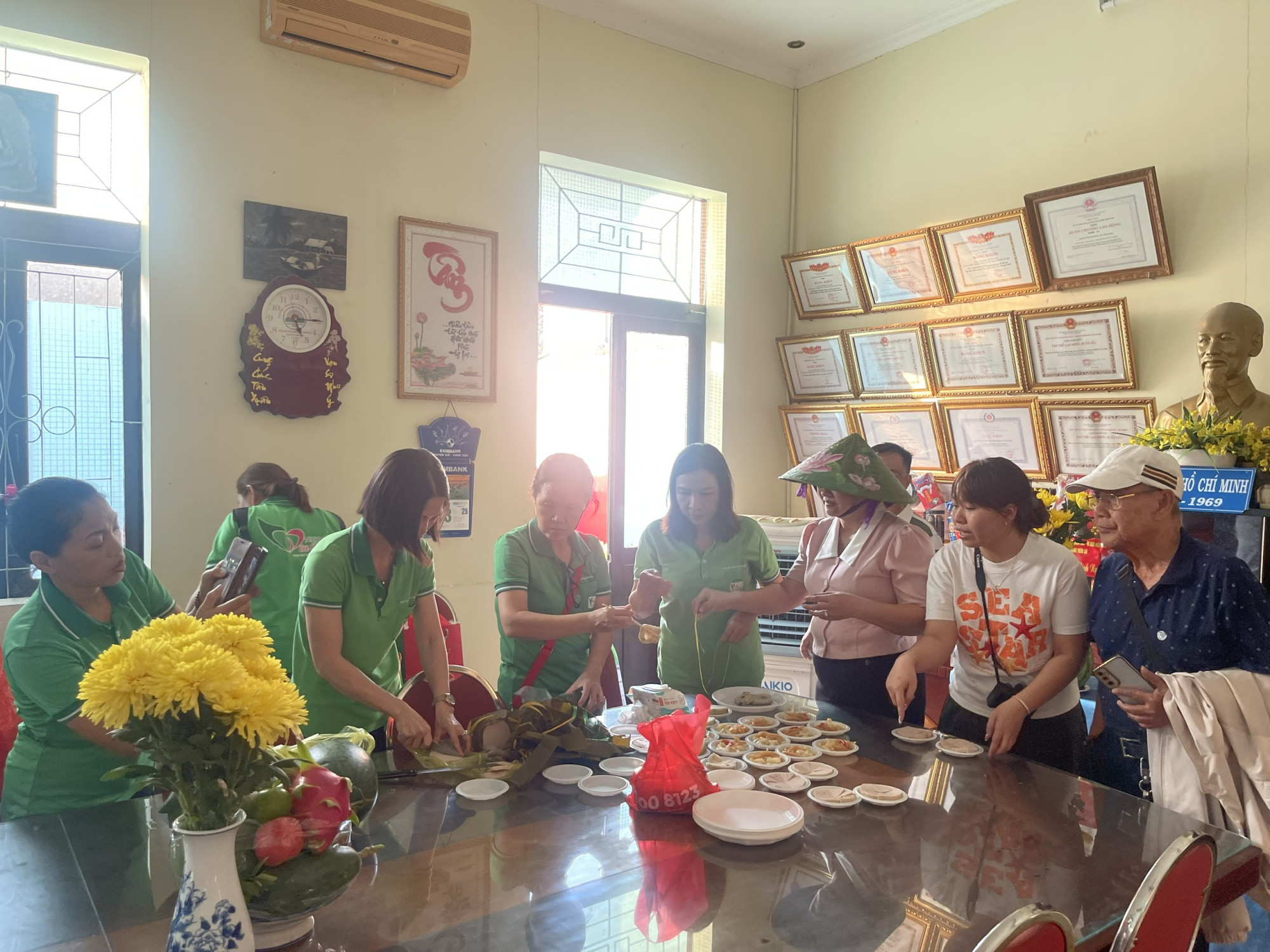 Mâm cỗ đơn sơ với bánh tét, chả, dưa hấu được các anh chị tình nguyện viên chuẩn bị cho các cụ hưởng chút hương vị tết - Ảnh: Diệu Hiền