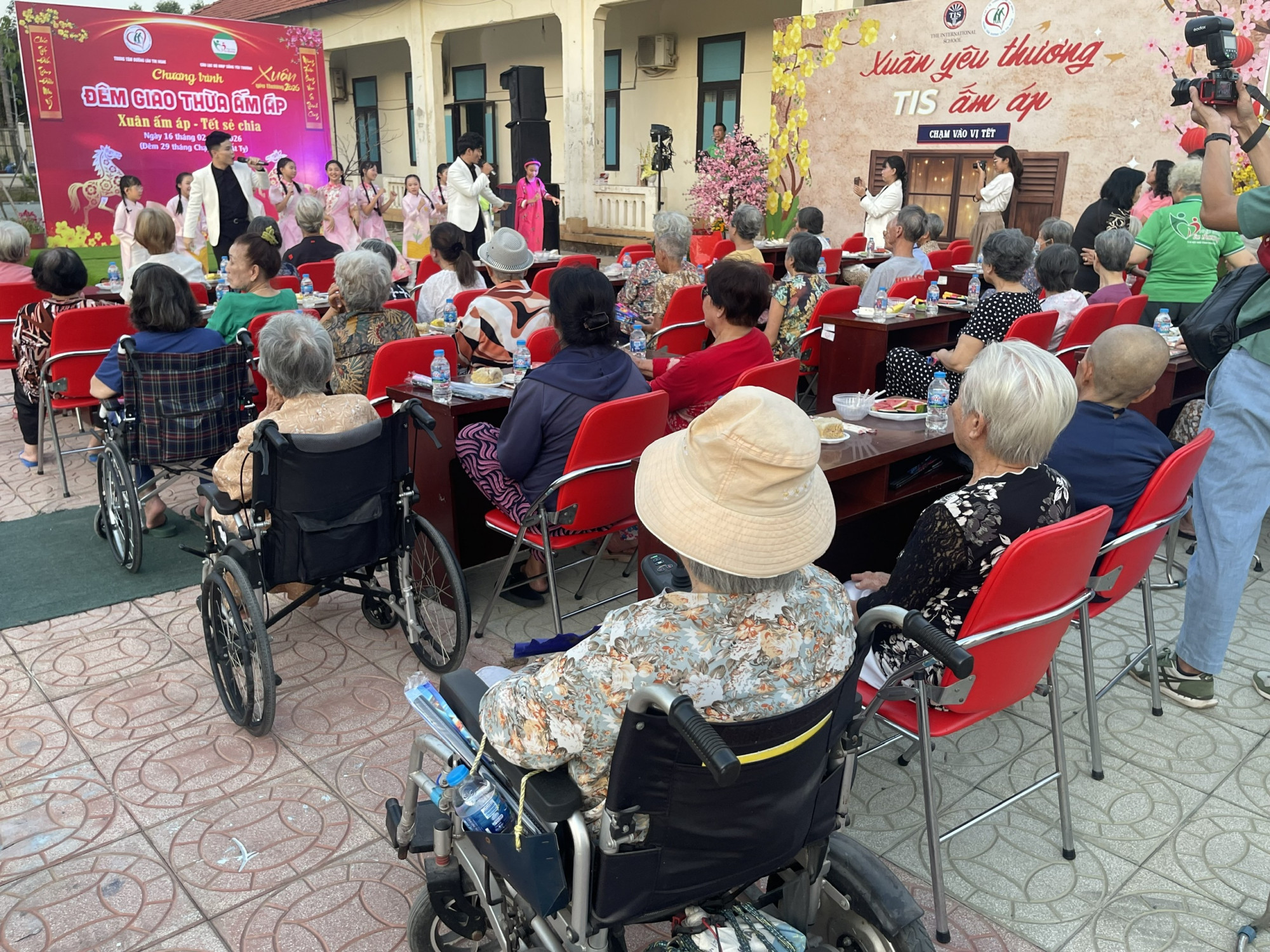 Các cụ mắt mờ chân mỏi, có cả những cụ đi xe lăn vẫn háo hức tham gia chương trình - Ảnh: Diệu Hiền