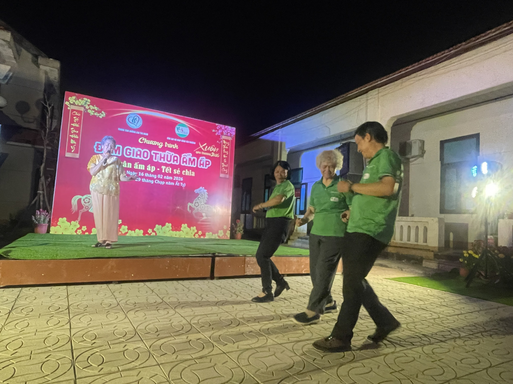 Màn khiêu vũ sôi động, ấn tượng của anh Minh Hoàng và các cụ - Ảnh: Diệu Hiền