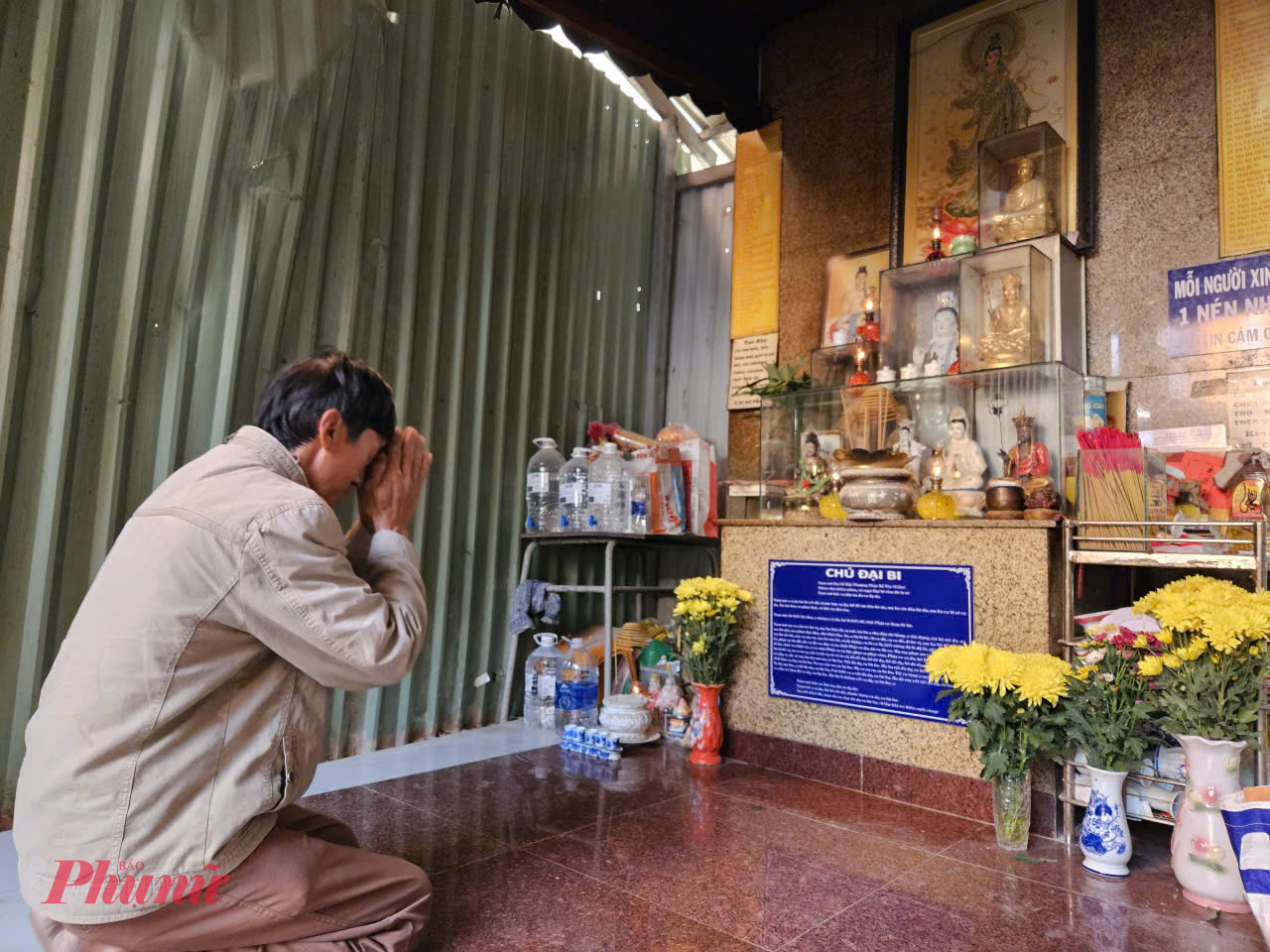 Thân nhân bệnh nhân cầu mong cho người nhà được sớm khỏi bệnh, xuất viện về nhà