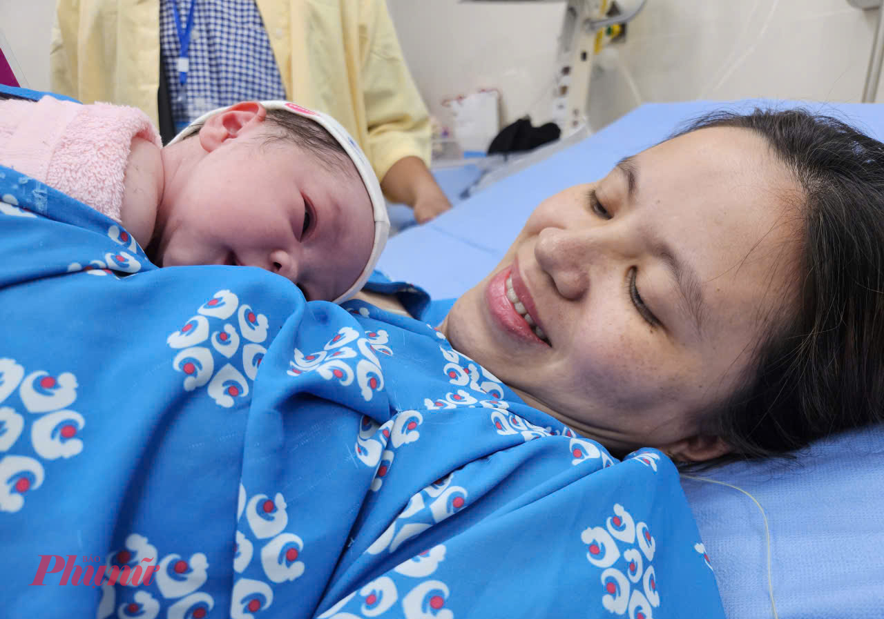 Đúng 0g ngày 17/2 (Mùng 1 Tết) tại phòng sanh thương gia của bệnh viện, chị Trần Thị Kim Yến ((31 tuổi, quê ở Quãng Ngãi)  cất tiếng khóc chào đời