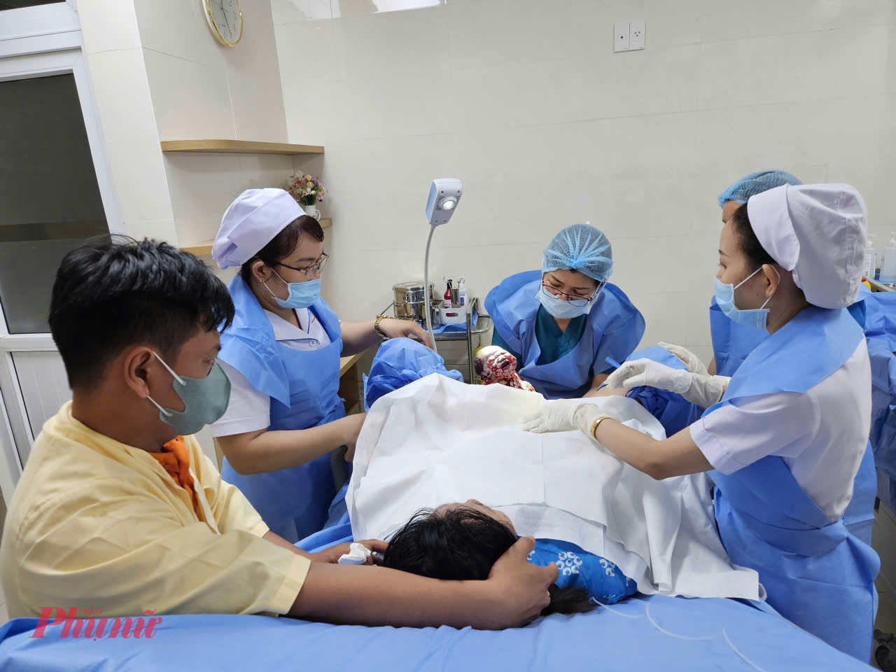 Bé gái chào đời trong thời khắc thiêng liêng 