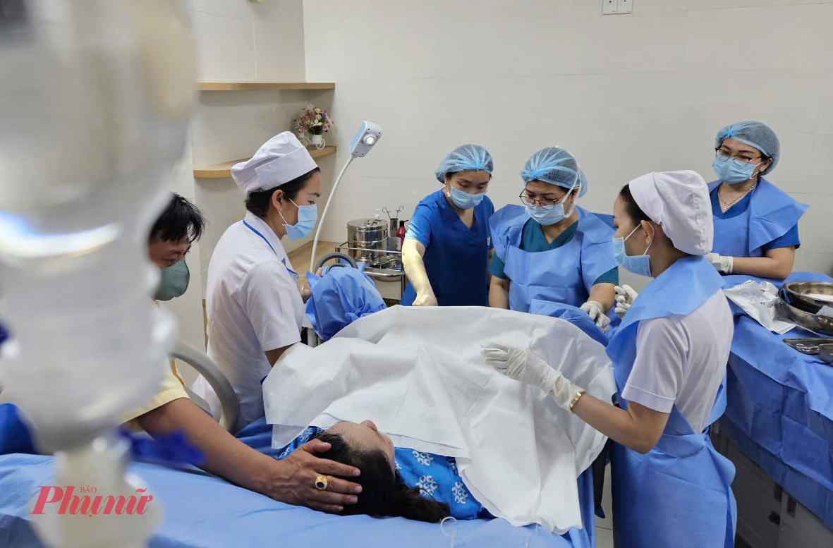 Tại phòng sanh khu B, chị Đăng Kim Chi (29 tuổi, ở TPHCM) 