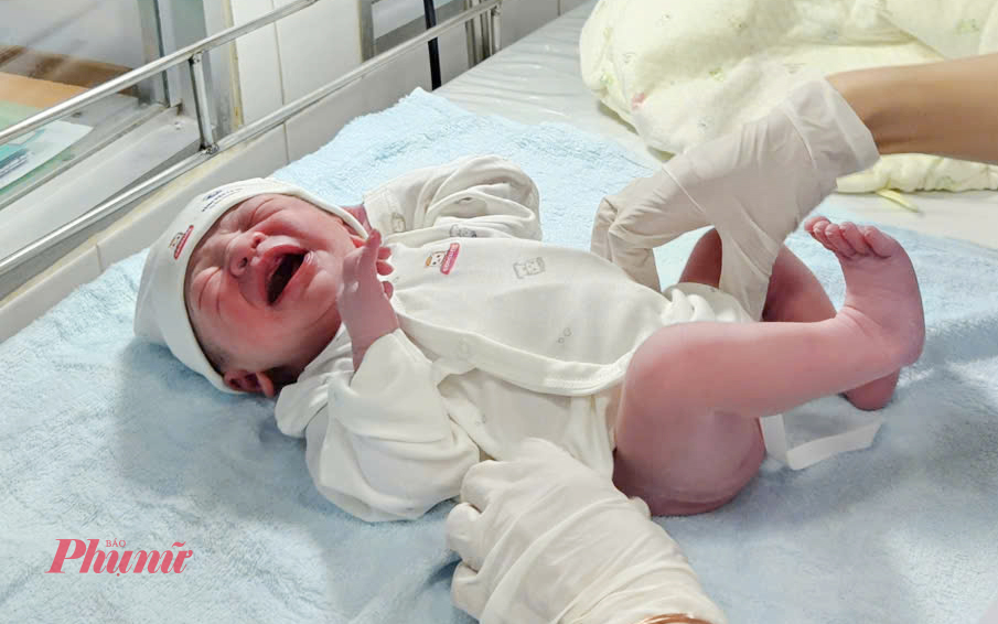 Anh cho biết rất bất ngờ khi con chào đời vào thời khắc đặc biệt này, Do bé dự sinh là ngày khác nên gia đình ai cũng 