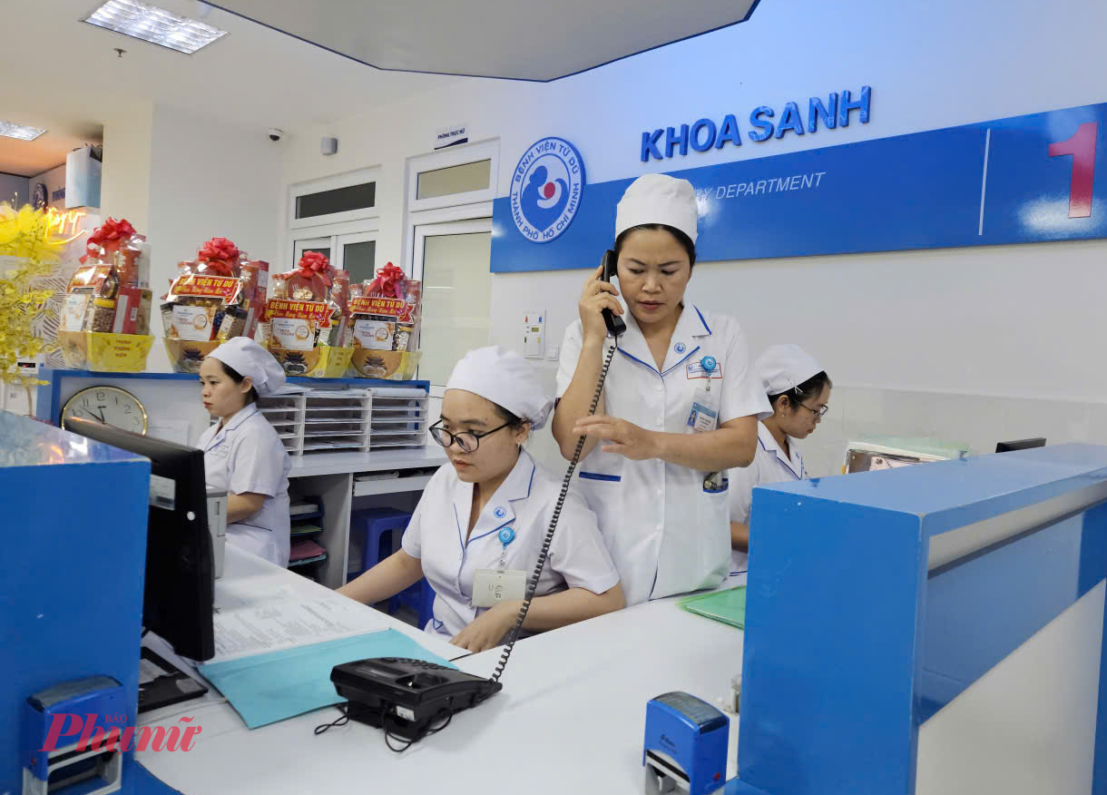 Nhân viên tại khoa Sanh của bệnh viện bận rộn liên tục, 