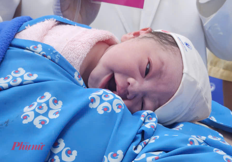 Bé gái nặng 3300g, nhoẻn miệng cười chào đón năm mới Bính Ngọ