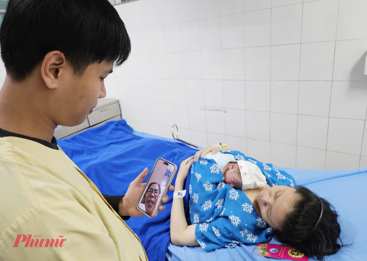 Liền sau đó, bé trai con của chị Huỳnh Yến Nhi (23 tuổi, ở Đồng Nai) cũng ra đời trong niềm vui của y bác sĩ và gia đình. Cha của bé gọi video về cho người thân 